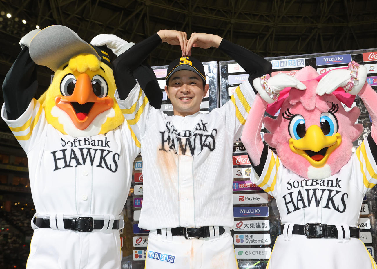 ソフトバンク対西武　ヒーローになった川瀬はポーズを決める（撮影・梅根麻紀）