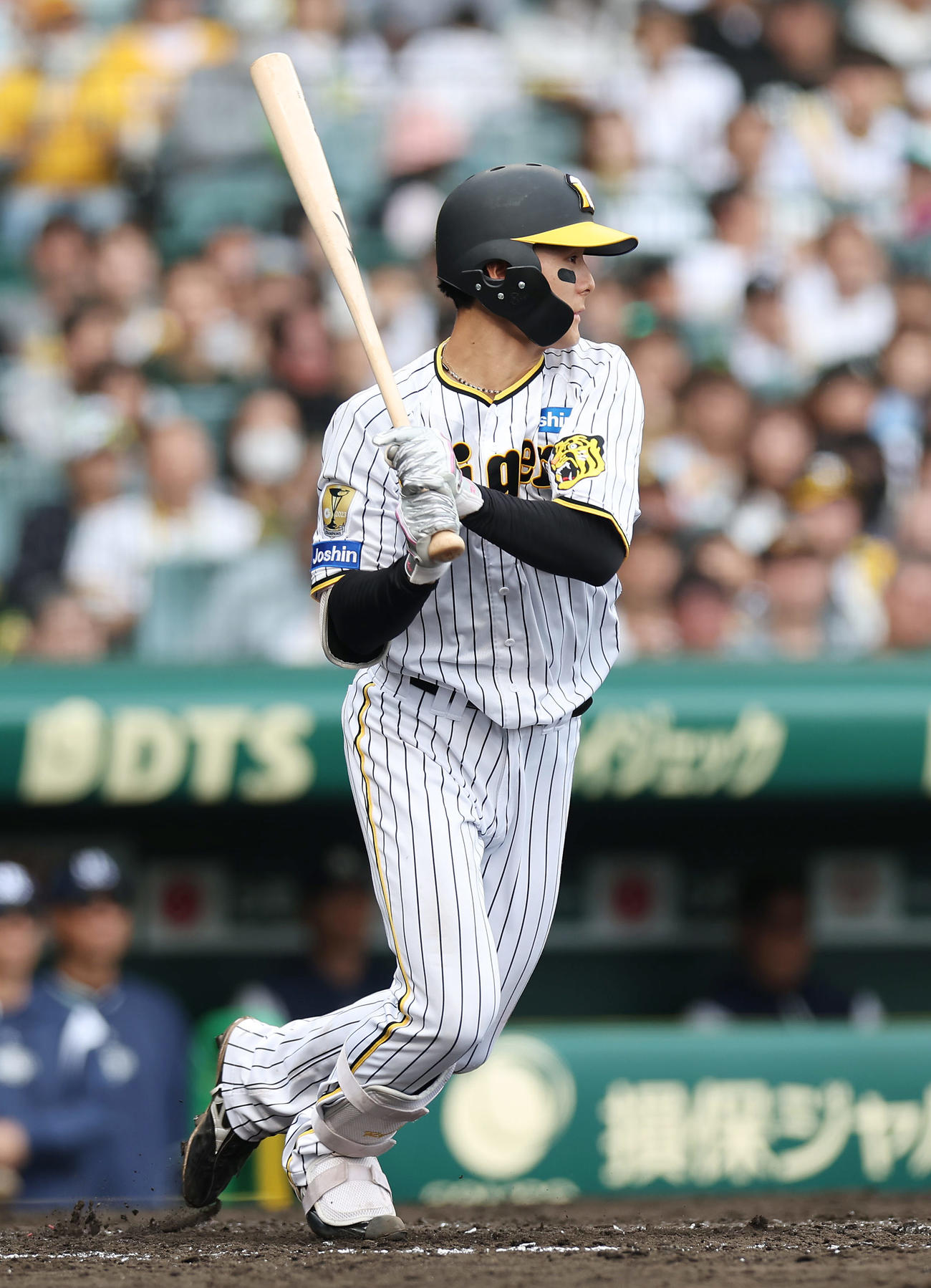 阪神対ヤクルト　5回裏阪神無死、中前打を放つ小幡（撮影・前田充）
