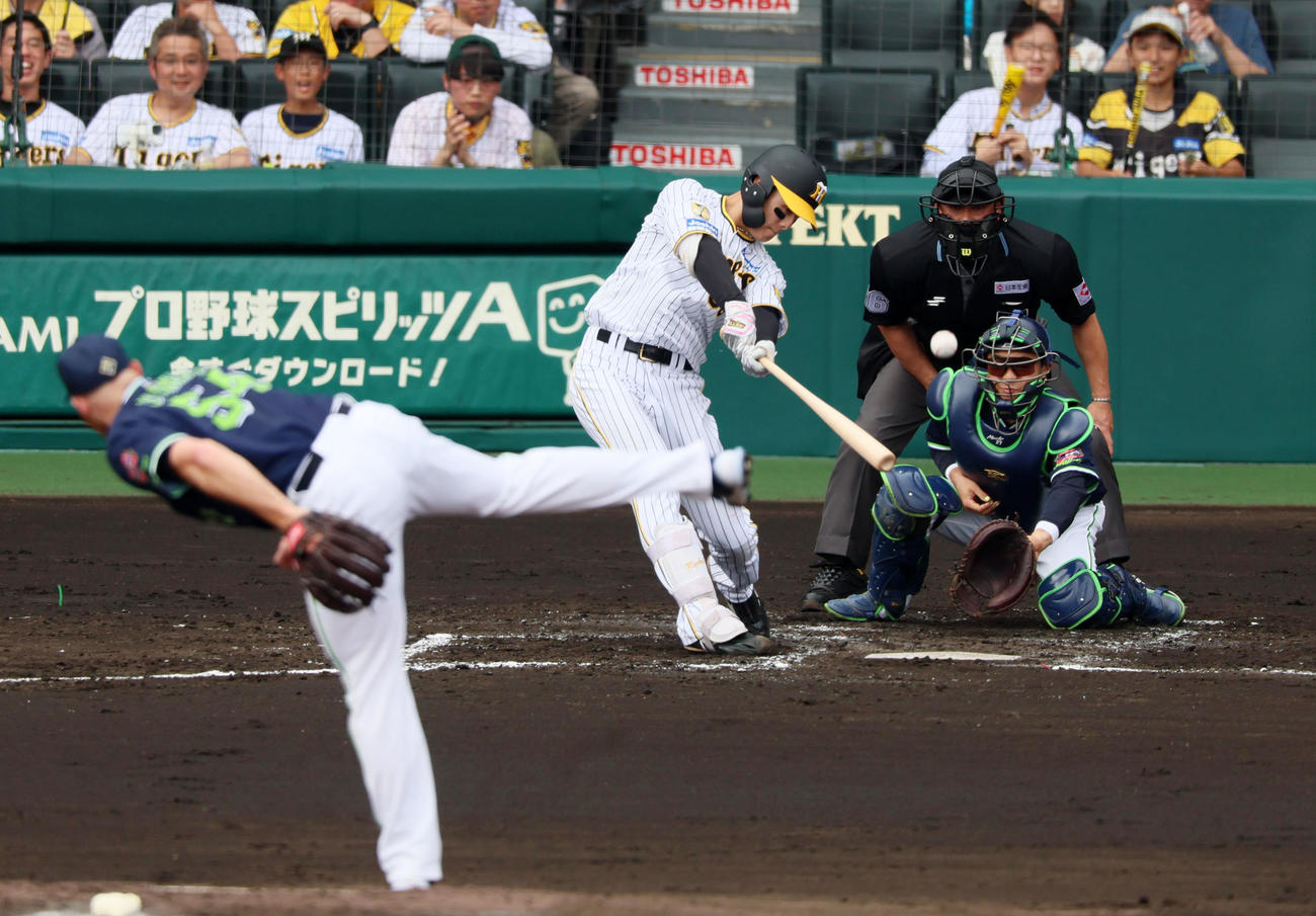 阪神対ヤクルト　2回裏阪神2死一、二塁、小幡は中前適時打を放つ。投手はサイスニード（撮影・加藤哉）
