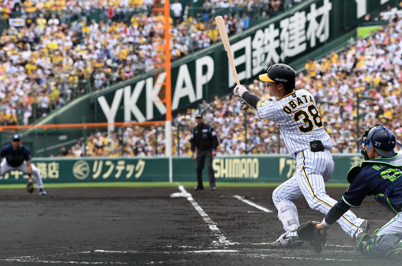 阪神対ヤクルト　2回裏阪神2死一、二塁、小幡は中前適時打を放つ（撮影・前岡正明）