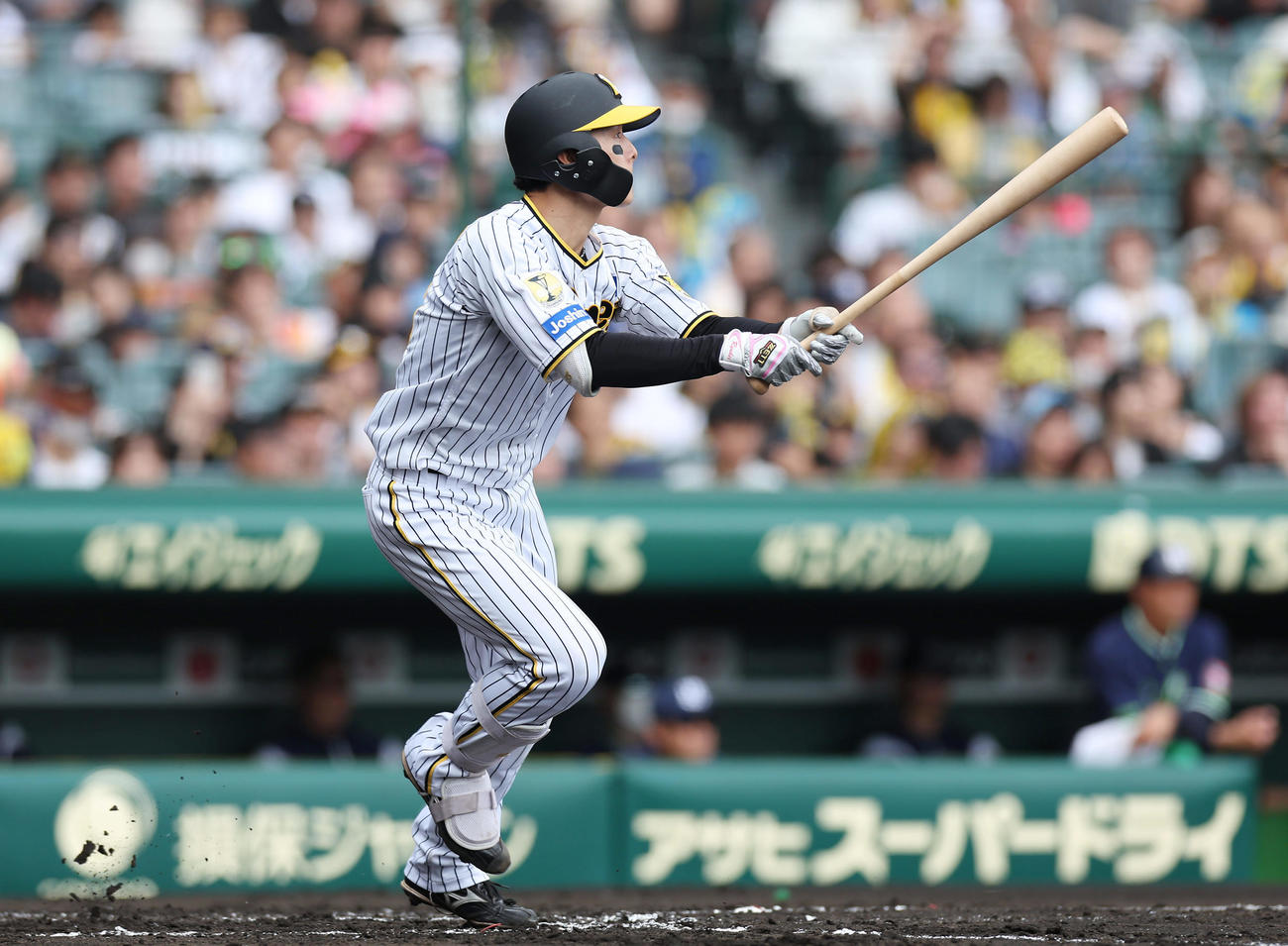 阪神対ヤクルト　2回裏阪神2死一、二塁、中前適時打を放つ小幡（撮影・前田充）