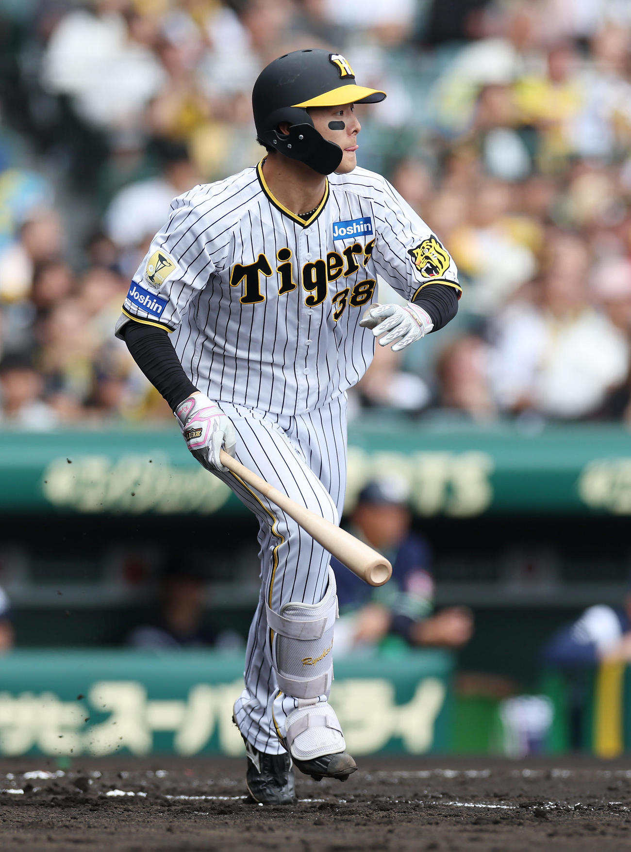 阪神対ヤクルト　2回裏阪神2死一、二塁、中前適時打を放つ小幡（撮影・前田充）