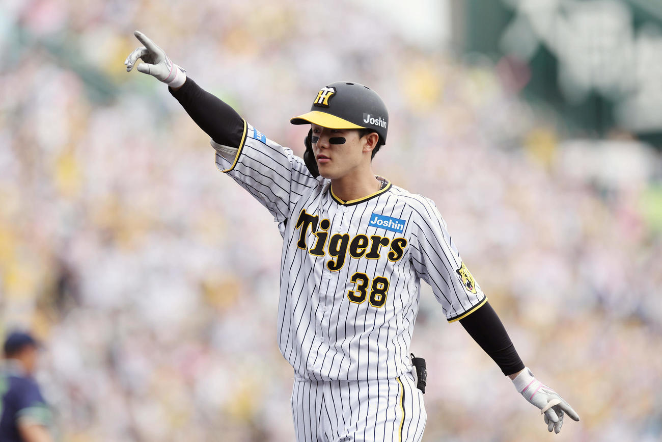 阪神対ヤクルト　2回裏阪神2死一、二塁、小幡は中前適時打を放ちナインにアピールする（撮影・前田充）