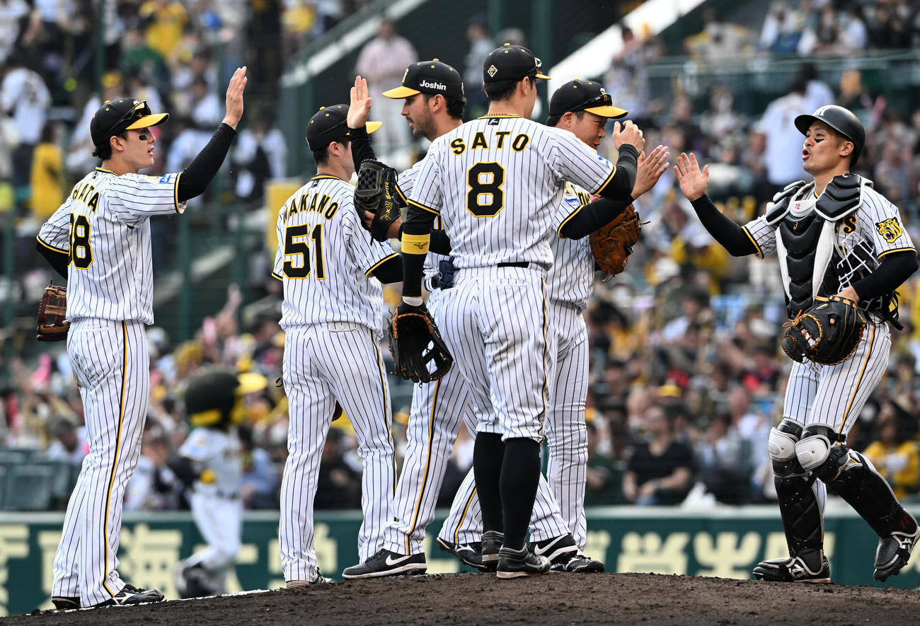 阪神対ヤクルト　ヤクルトに勝利、喜ぶ阪神ナイン（撮影・前岡正明）