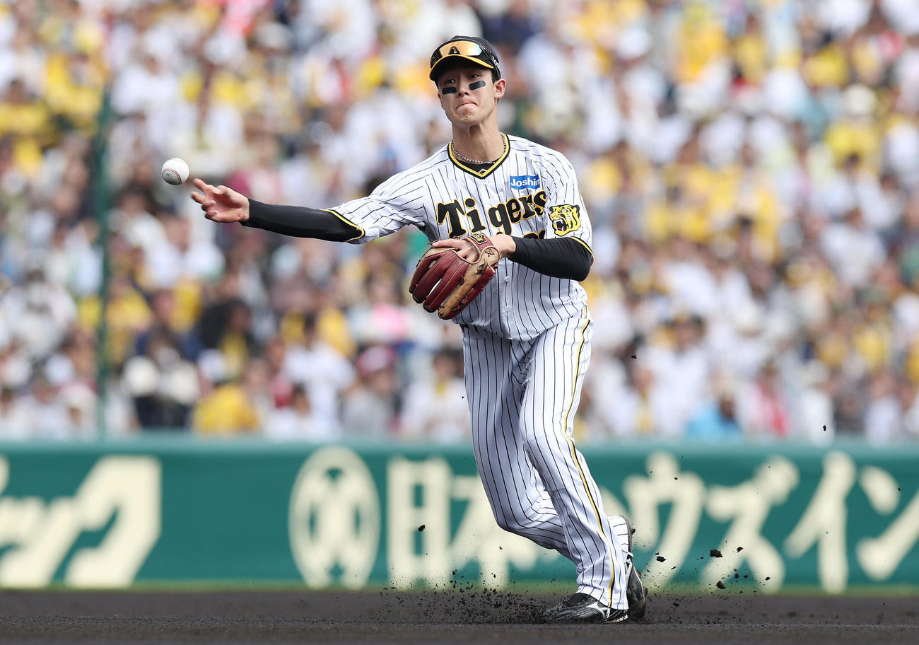 阪神対ヤクルト　1回表ヤクルト無死、丸山和の遊ゴロをさばく小幡（撮影・前田充）