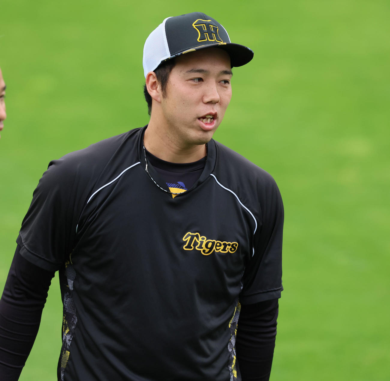 阪神対ヤクルト　練習中、ナインと話す青柳（撮影・加藤哉）