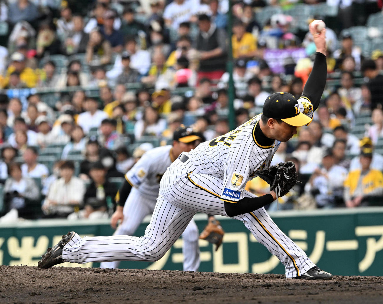 阪神対ヤクルト　阪神3番手の岩崎（撮影・前岡正明）