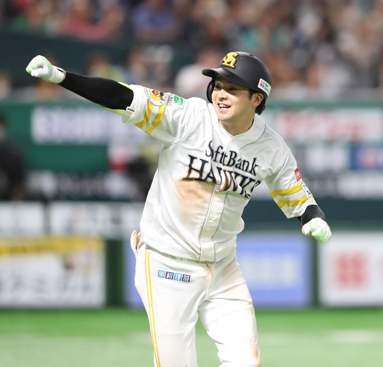 ソフトバンク対西武　延長10回裏ソフトバンク1死一、三塁、川瀬は右前にサヨナラとなる適時打を放ちガッツポーズ（撮影・梅根麻紀）