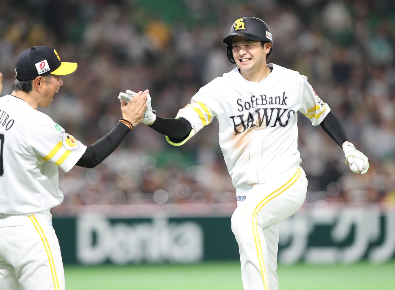 延長10回裏ソフトバンク1死一、三塁、川瀬（右）はサヨナラとなる適時打を放ち小久保監督と笑顔でハイタッチ（撮影・梅根麻紀）