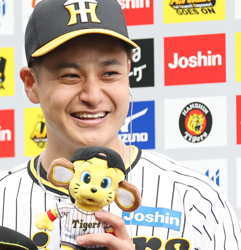2024年4月27日、ヒーローインタビューで質問に笑顔で答える阪神大竹耕太郎
