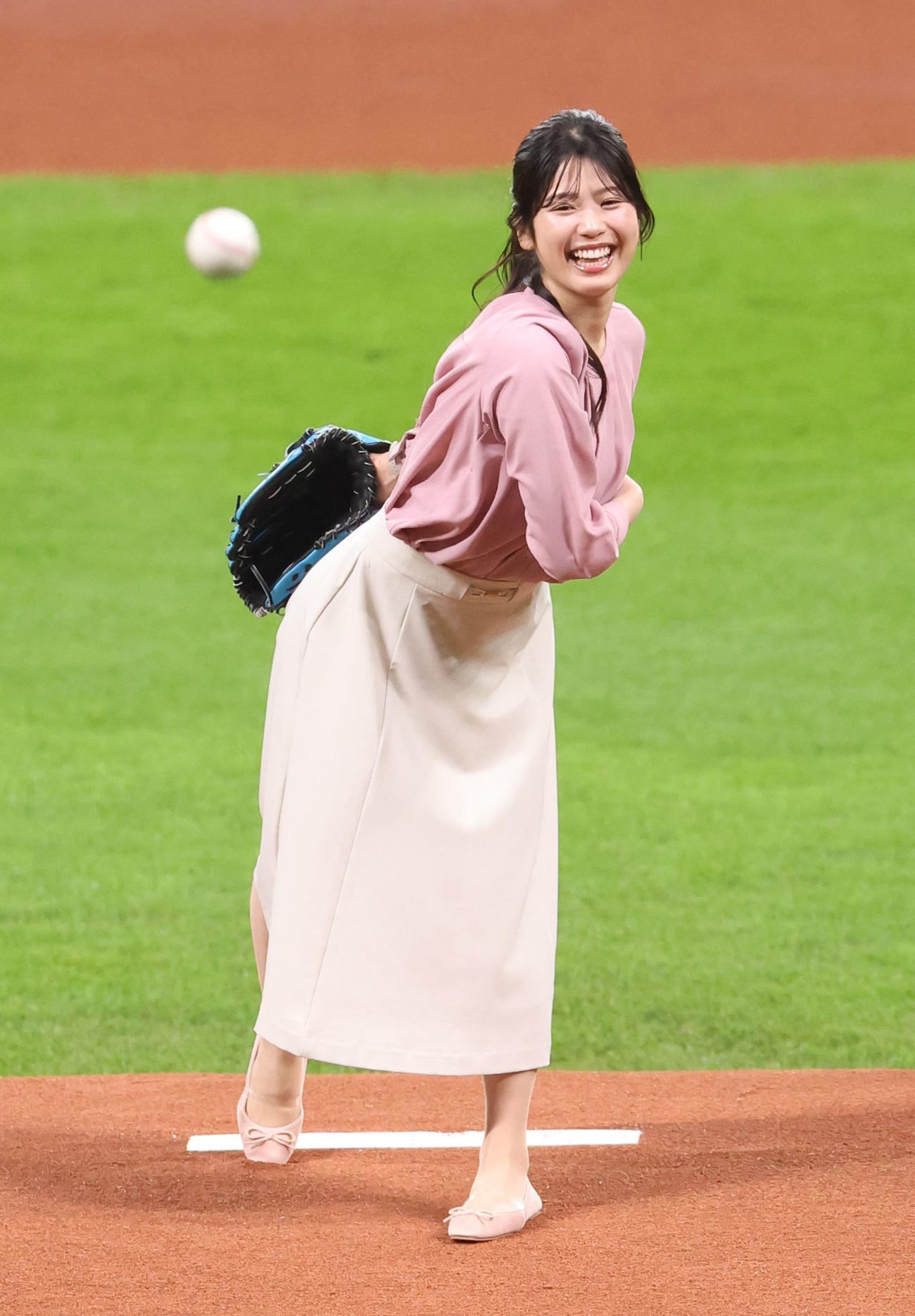 日本ハム対オリックス　始球式を務める元ファイターズガールの滝谷美夢（撮影・佐藤翔太）