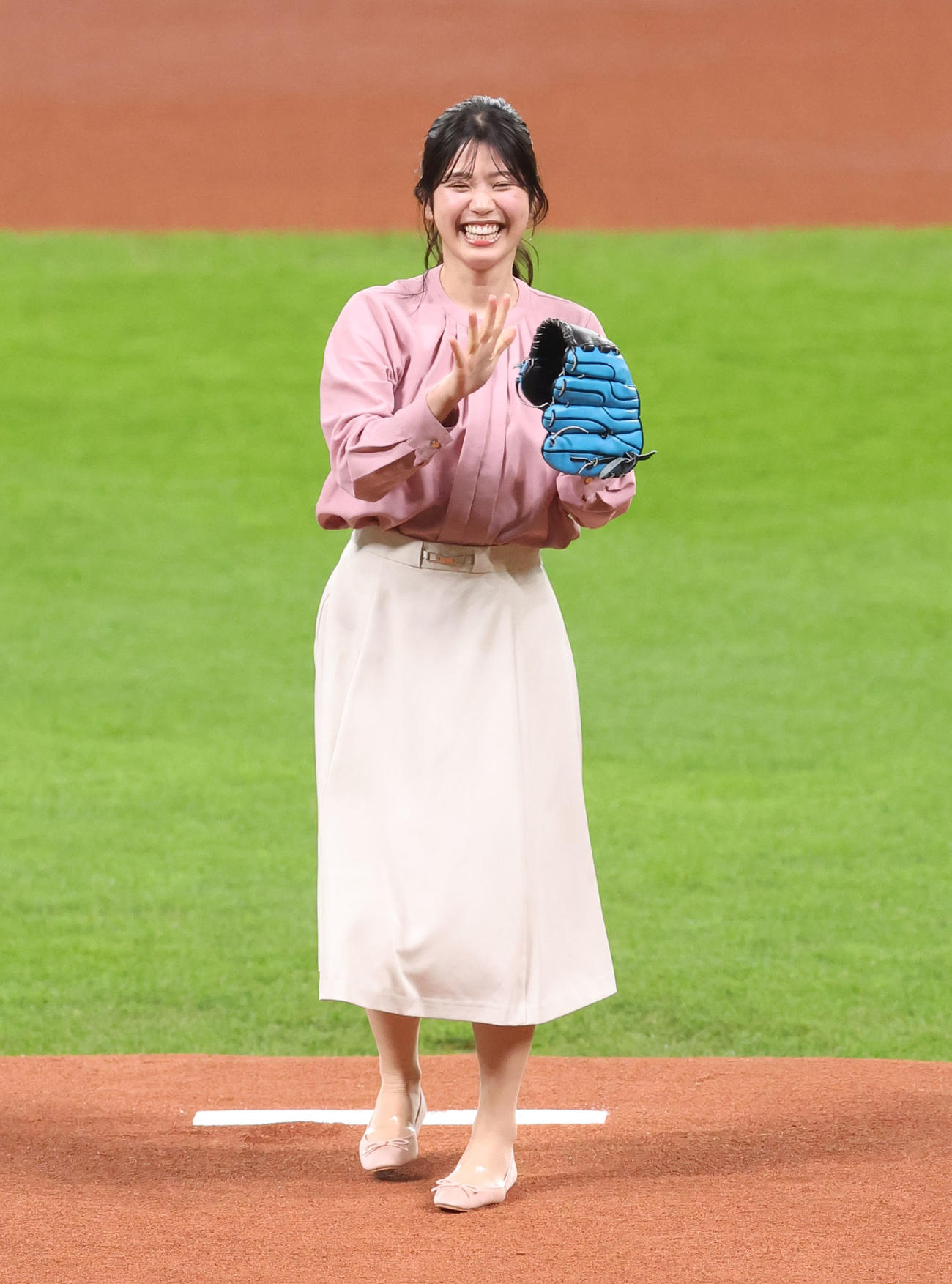 日本ハム対オリックス　始球式を務める元ファイターズガールの滝谷美夢（撮影・佐藤翔太）