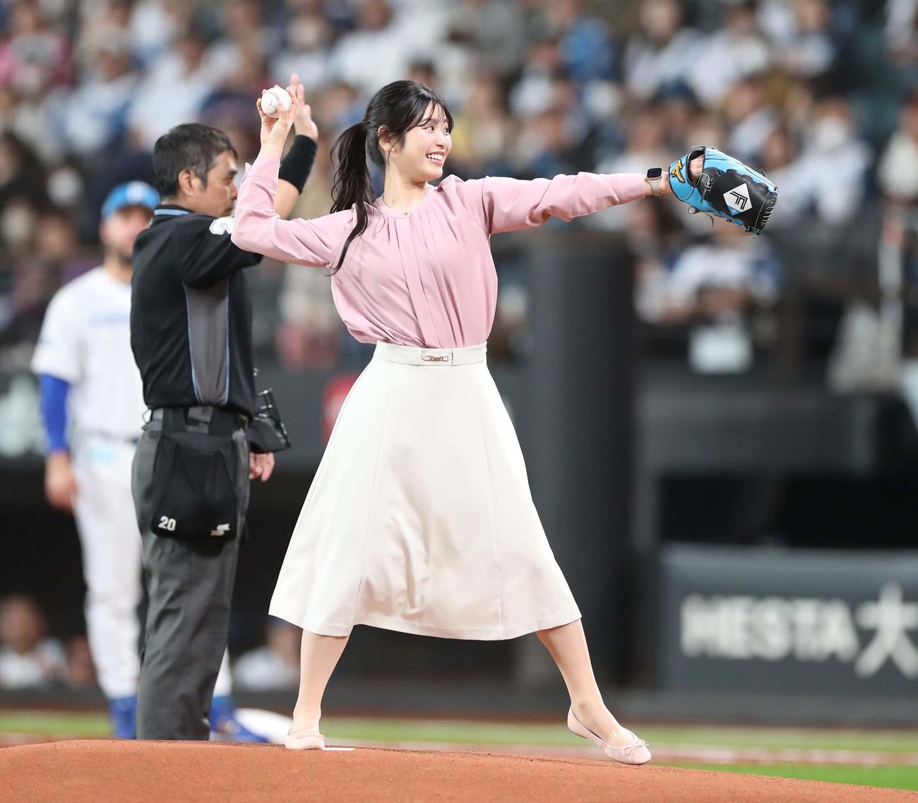 日本ハム対オリックス　始球式を務めた滝谷美夢（撮影・黒川智章）