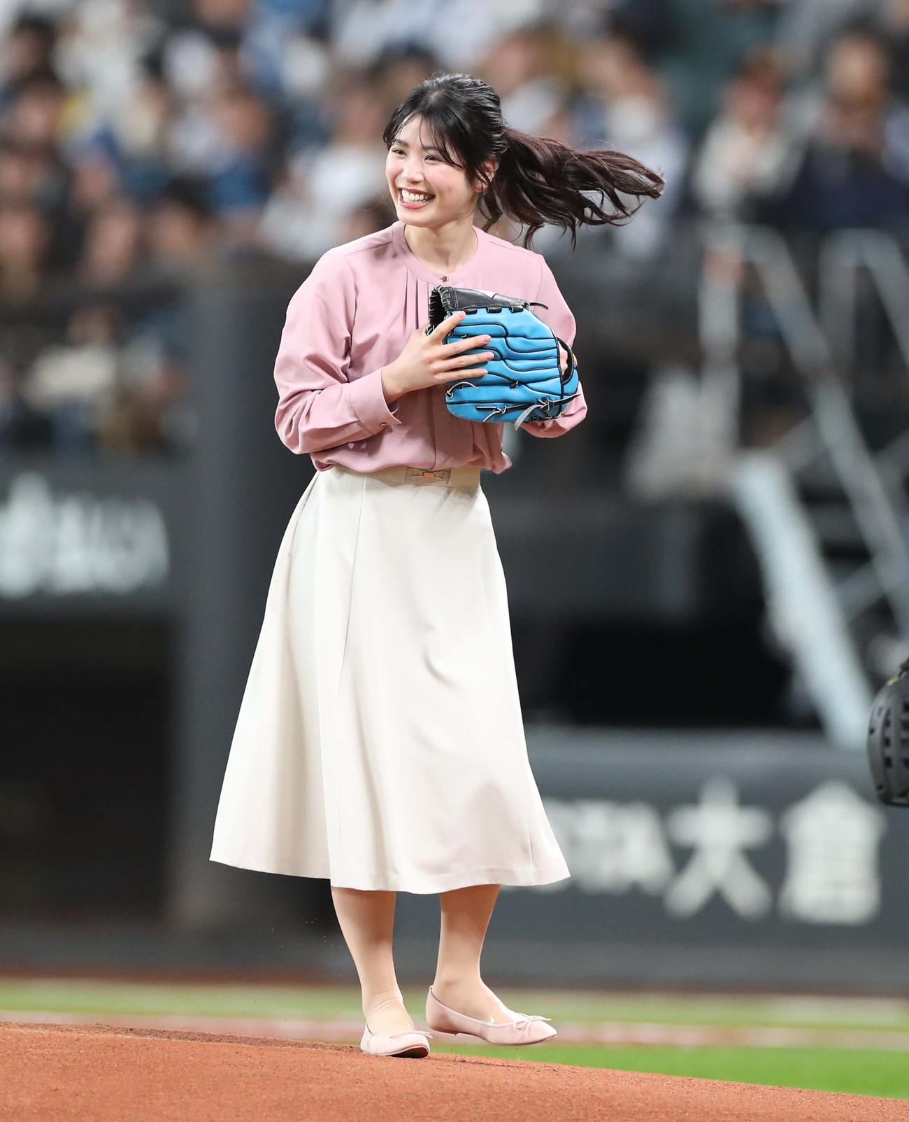 日本ハム対オリックス　始球式を務めた滝谷美夢（撮影・黒川智章）