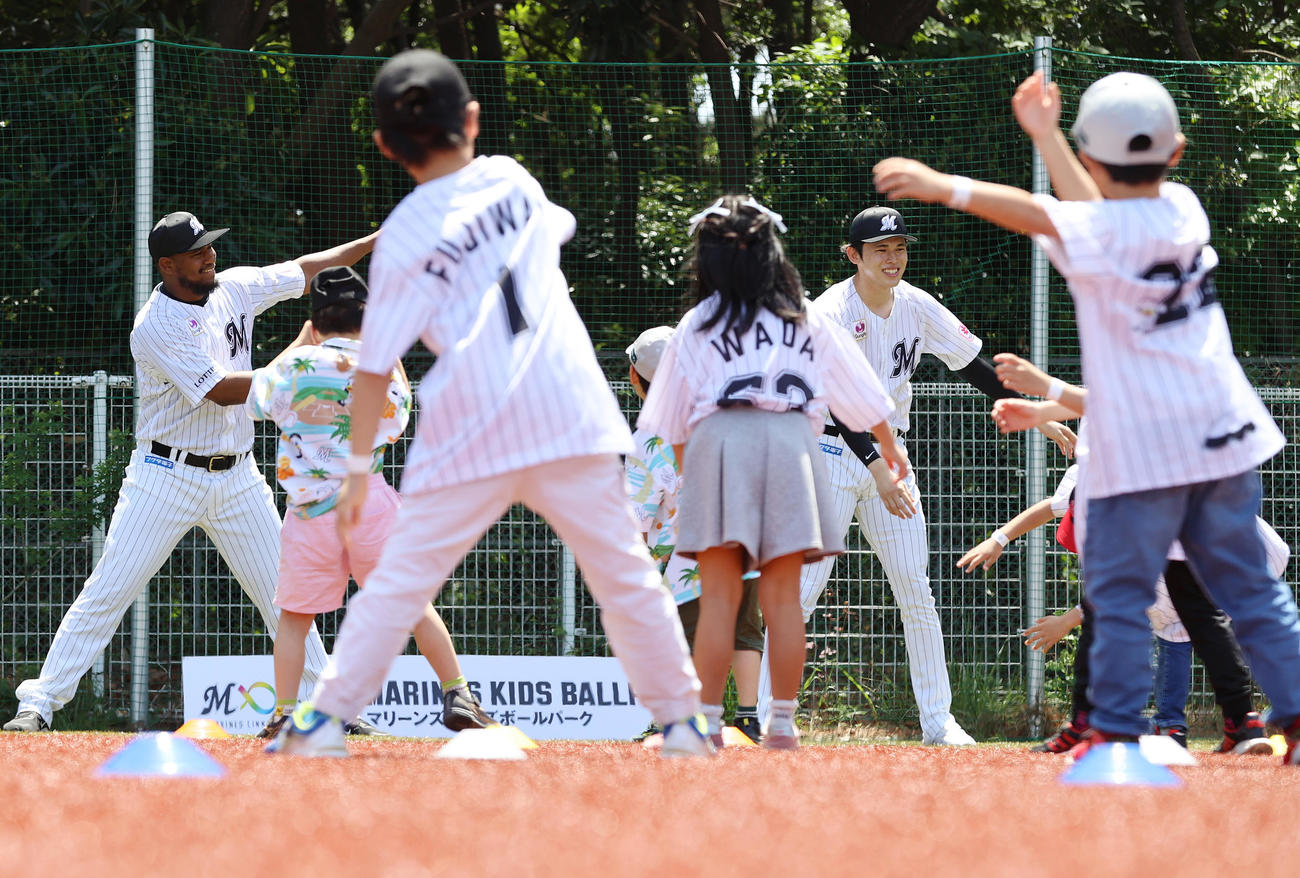 ロッテ対楽天　試合前のイベントで子どもたちと体操するロッテ佐々木（右）とメルセデス（撮影・河野匠）