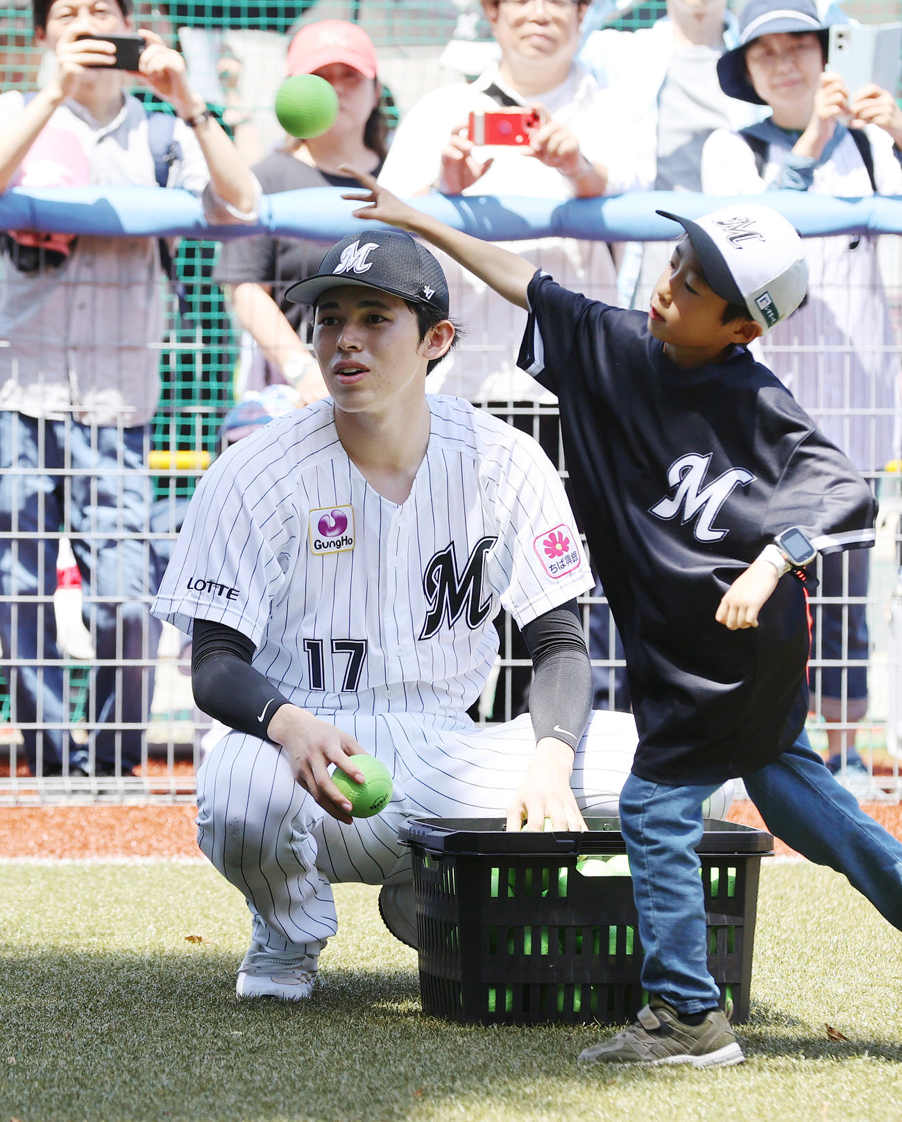 ロッテ対楽天　試合前のイベントで子どもたちと交流するロッテ佐々木（撮影・河野匠）
