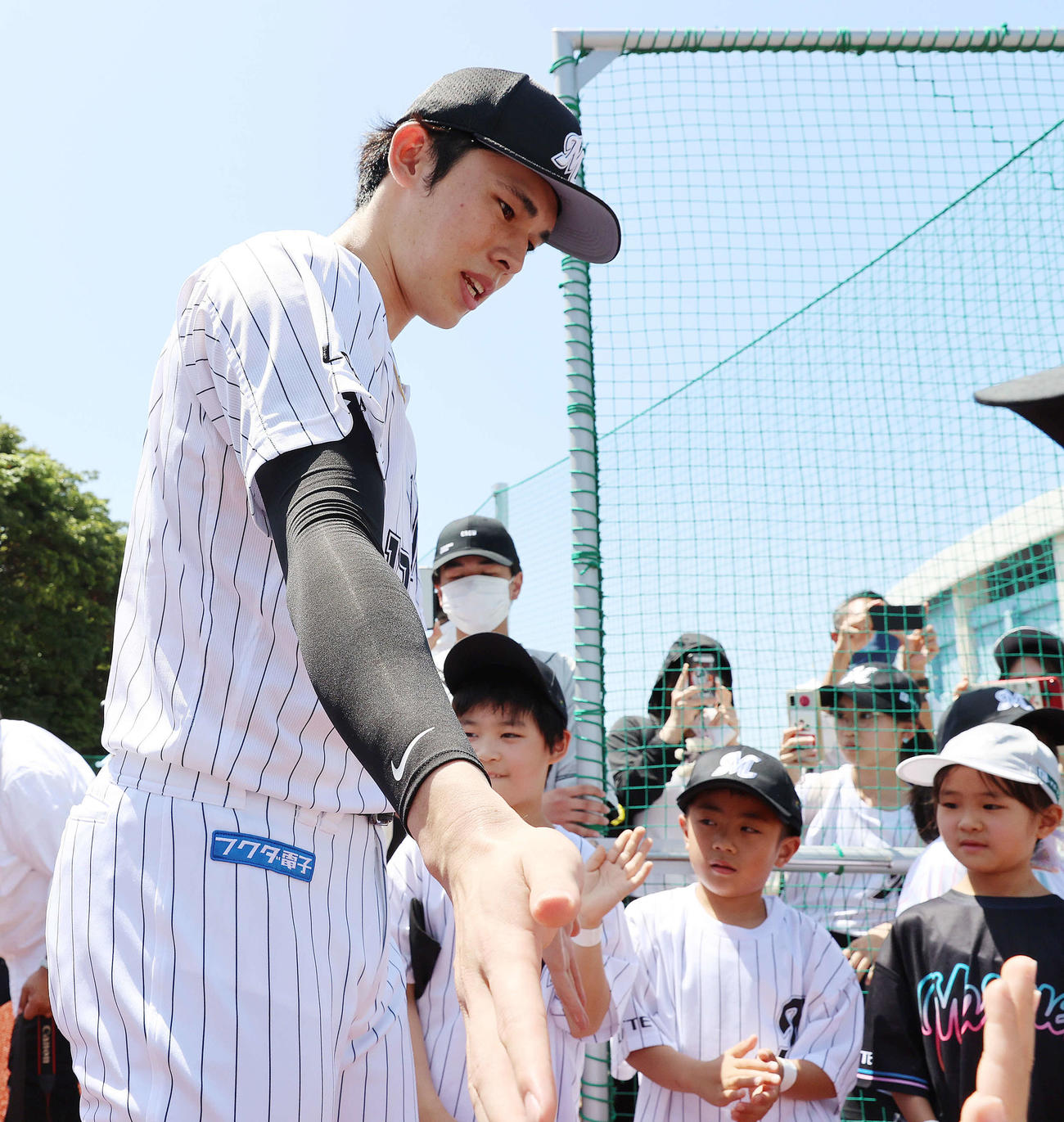 ロッテ対楽天　試合前のイベントで子どもたちと交流するロッテ佐々木（撮影・河野匠）