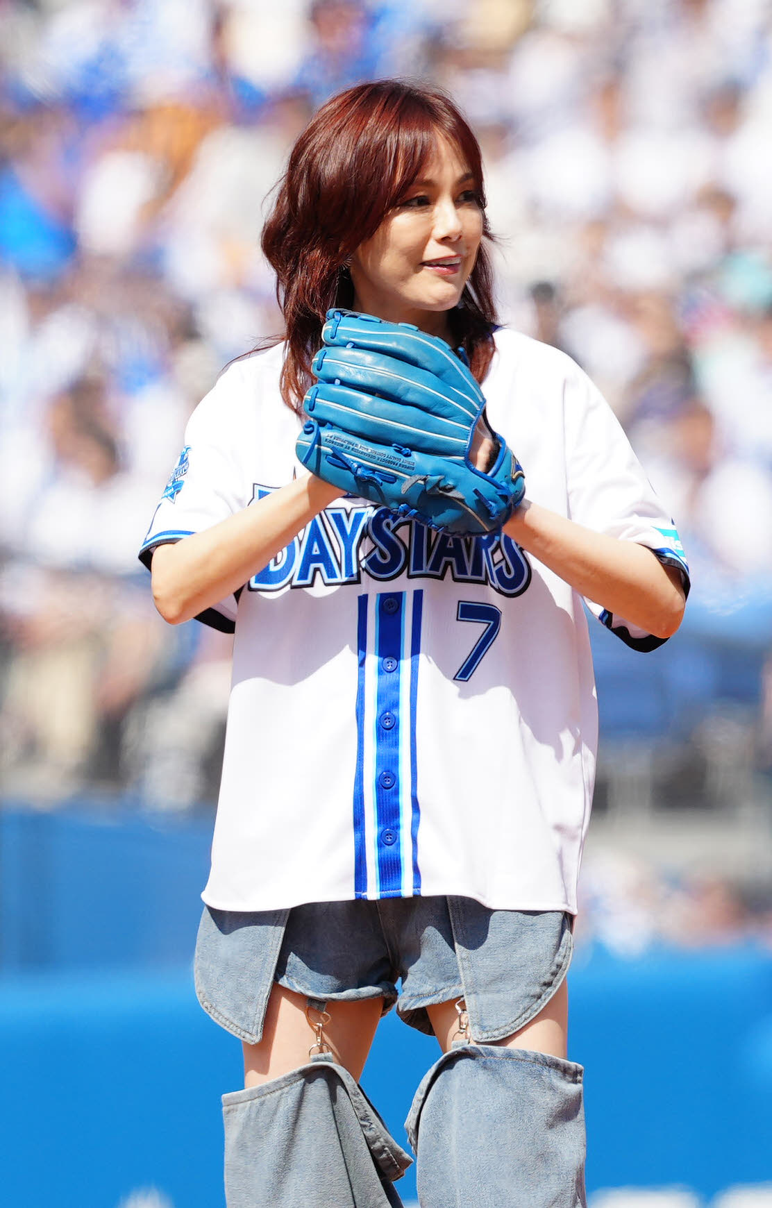 DeNA対巨人　試合前、始球式に臨む相川七瀬（撮影・江口和貴）