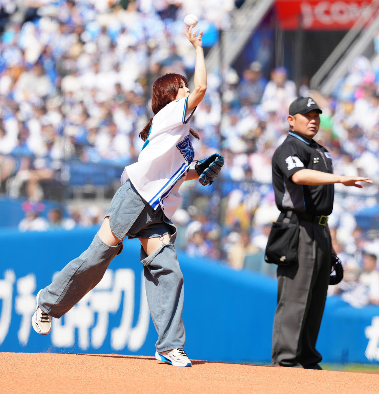 DeNA対巨人　試合前、始球式に臨む相川七瀬（撮影・江口和貴）