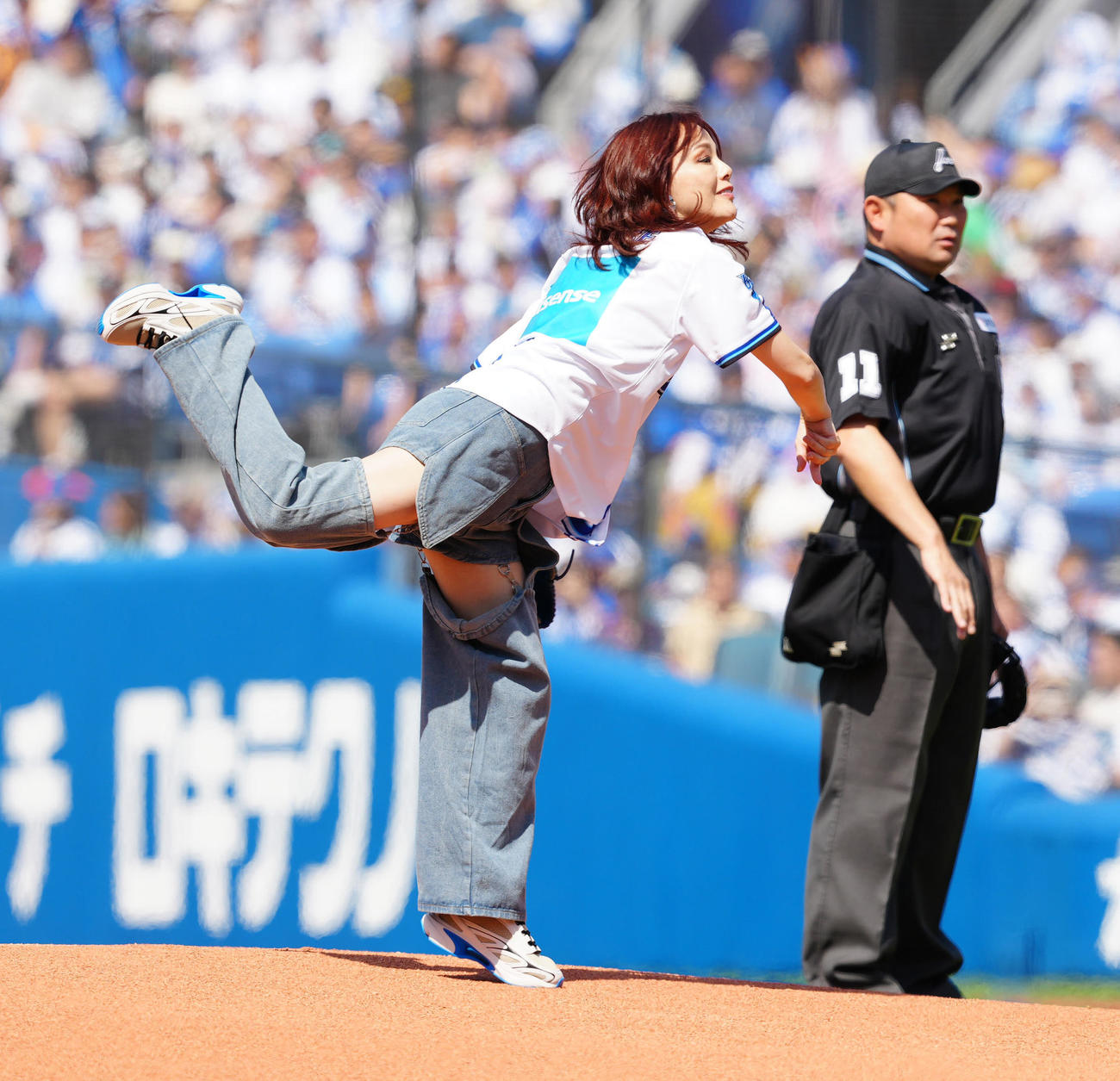DeNA対巨人　試合前、始球式に臨む相川七瀬（撮影・江口和貴）