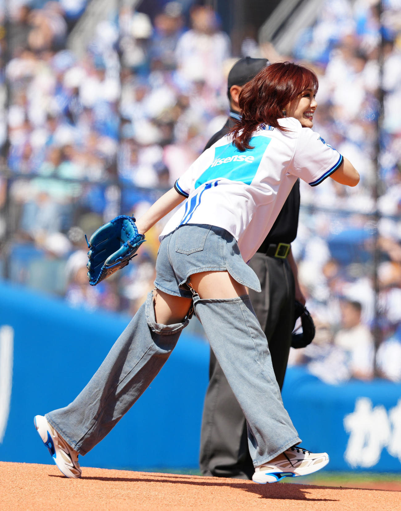 DeNA対巨人　試合前、始球式に臨む相川七瀬（撮影・江口和貴）