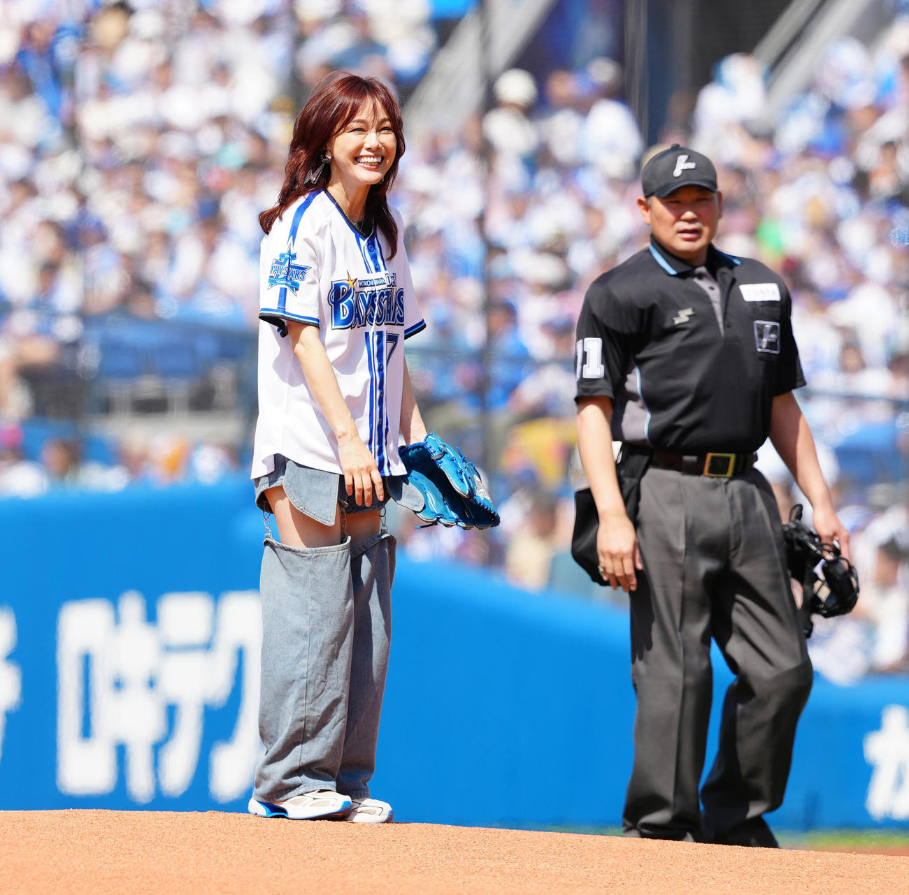 DeNA対巨人　試合前、始球式に臨み笑顔を見せる相川七瀬（撮影・江口和貴）