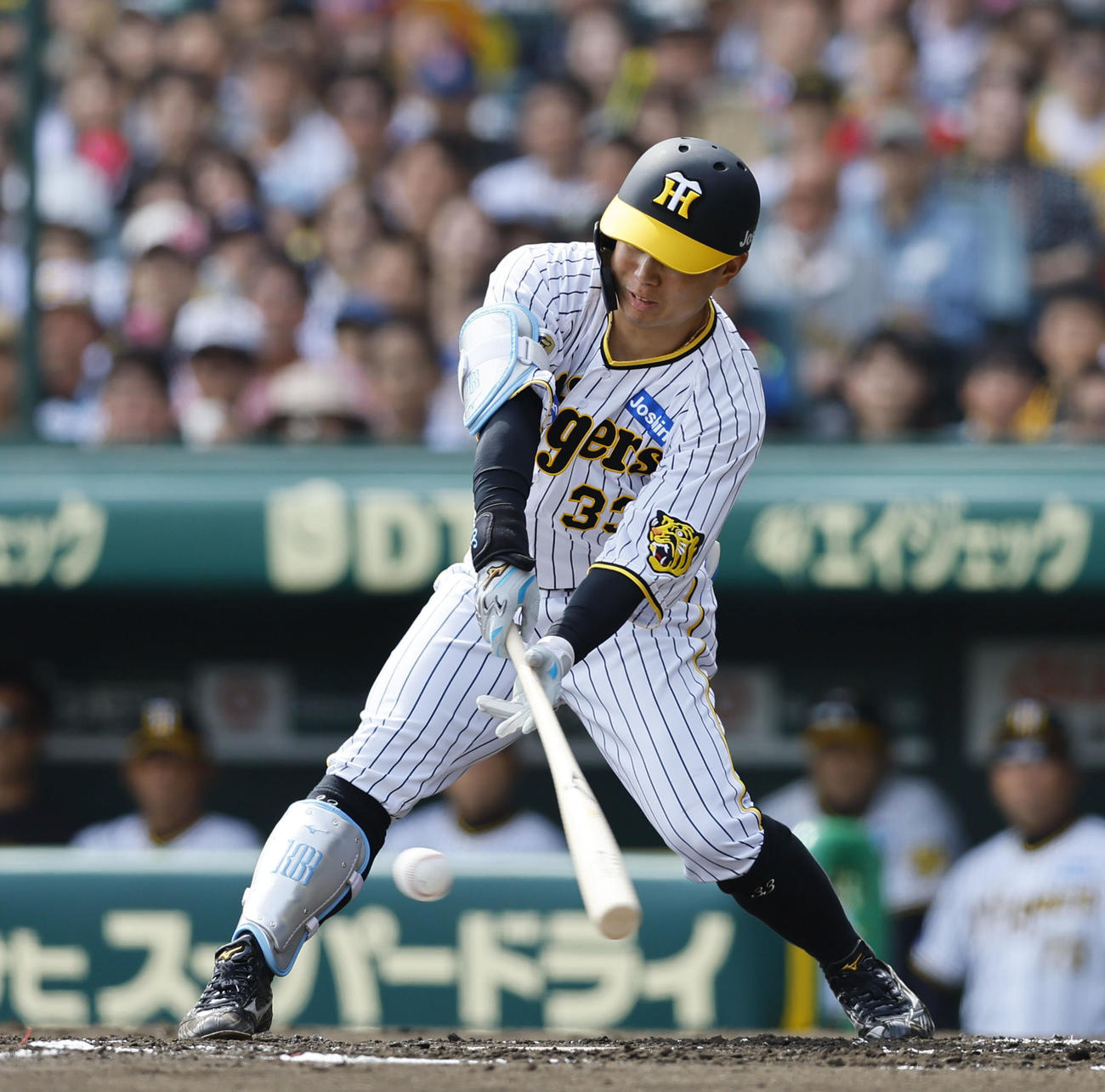 阪神対ヤクルト　2回裏阪神無死一、三塁、糸原は中前に先制の適時打を放つ（撮影・藤尾明華）