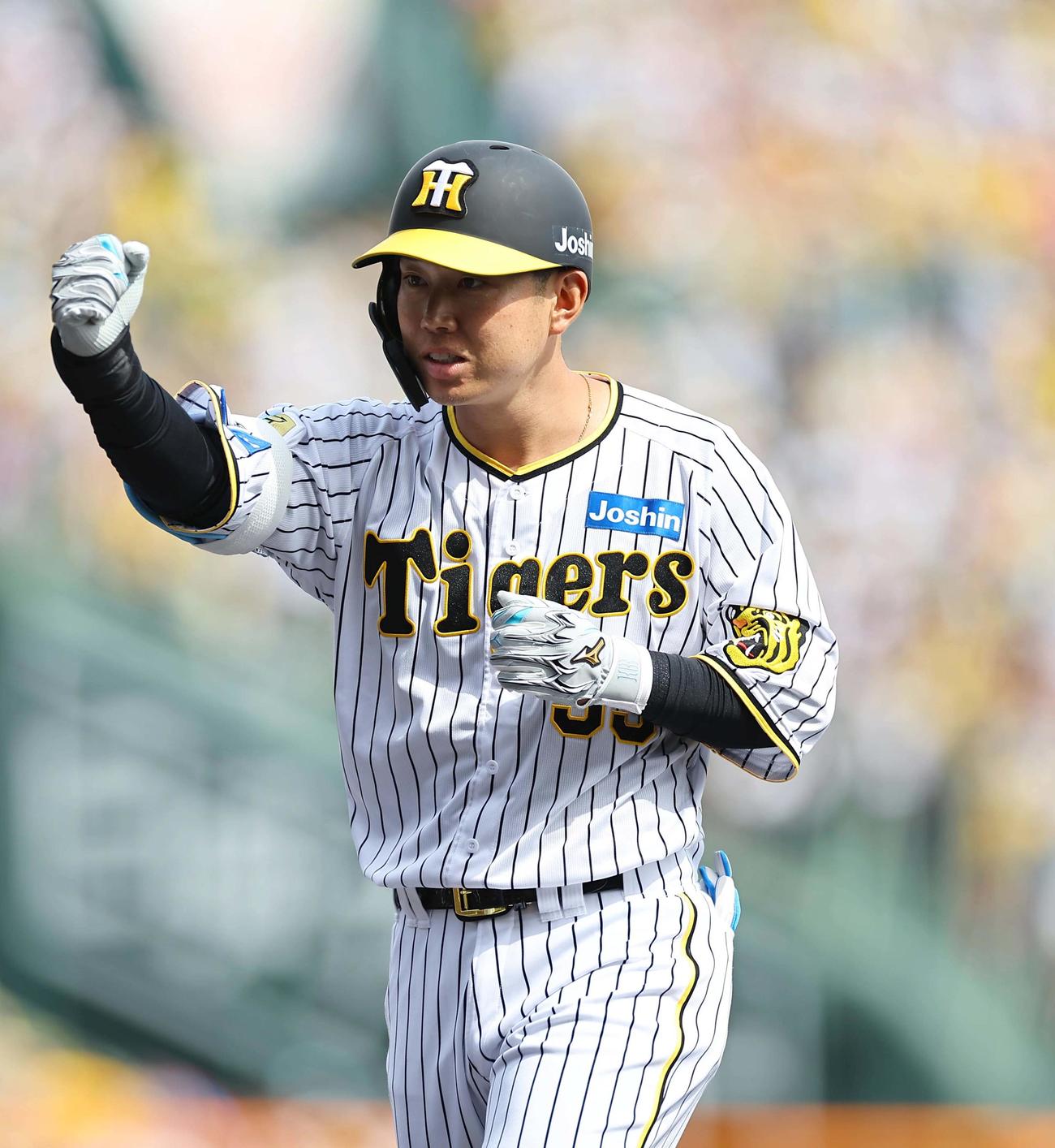 阪神対ヤクルト　2回裏阪神無死一、三塁、先制適時打を放った糸原はガッツポーズをする（撮影・上田博志）