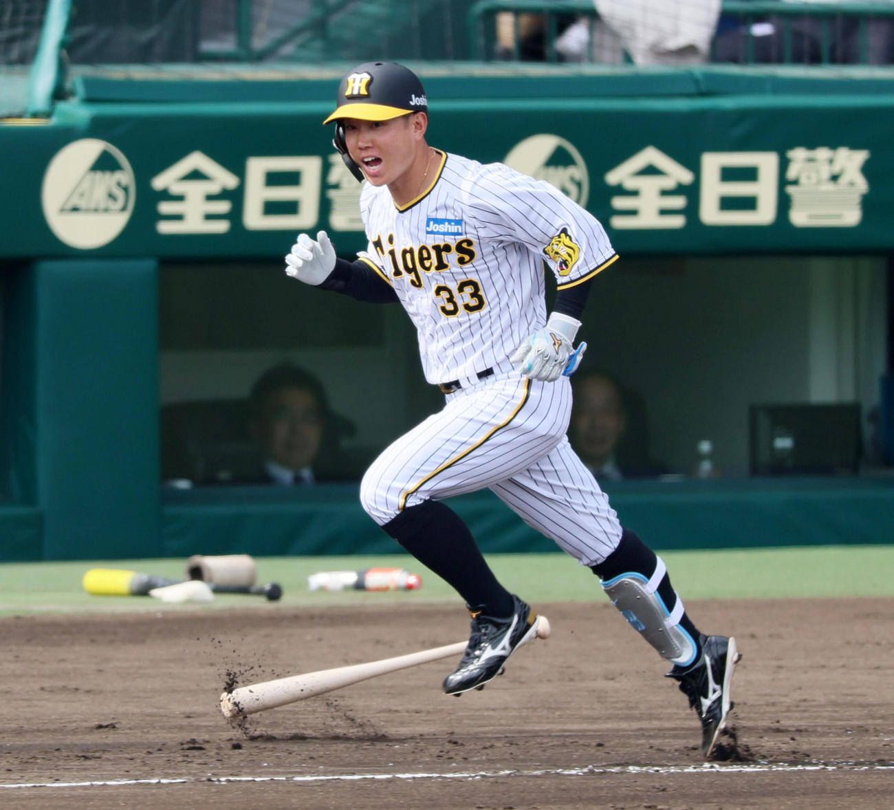 阪神対ヤクルト　2回裏阪神無死一、三塁、糸原は中適時打を放ち気合いの入った表情で　一塁へ走る（撮影・加藤哉）