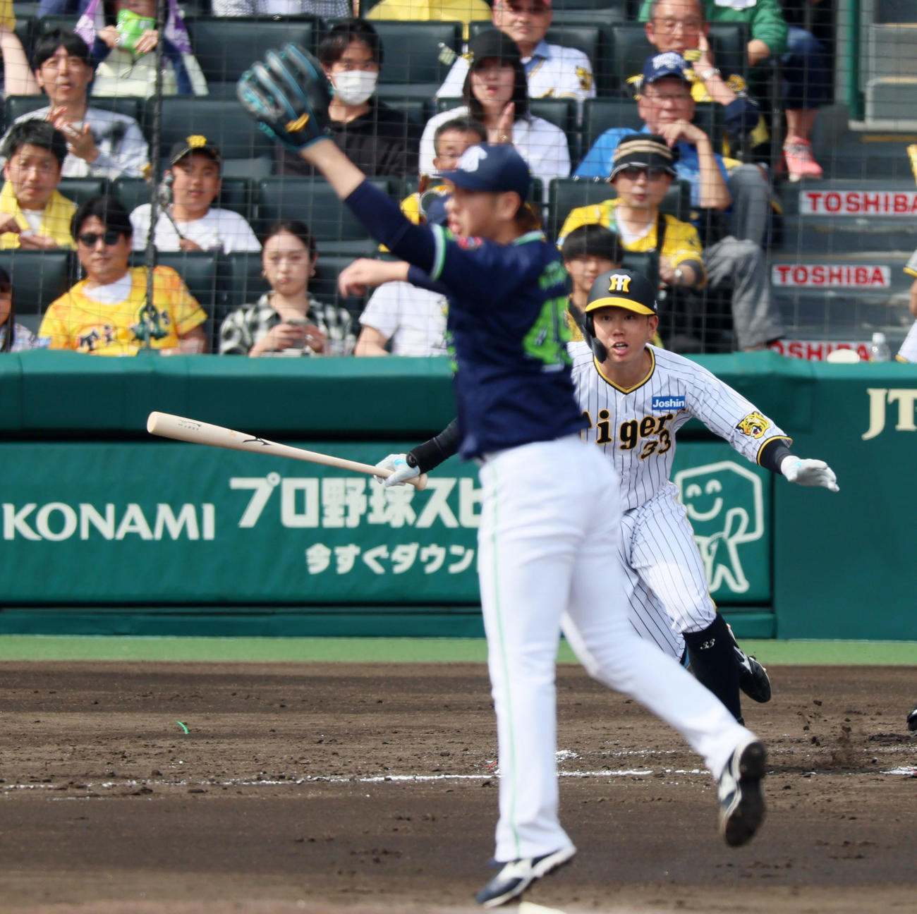 阪神対ヤクルト　2回裏阪神無死一、三塁、糸原は中適時打を放つ。投手は小沢（撮影・加藤哉）