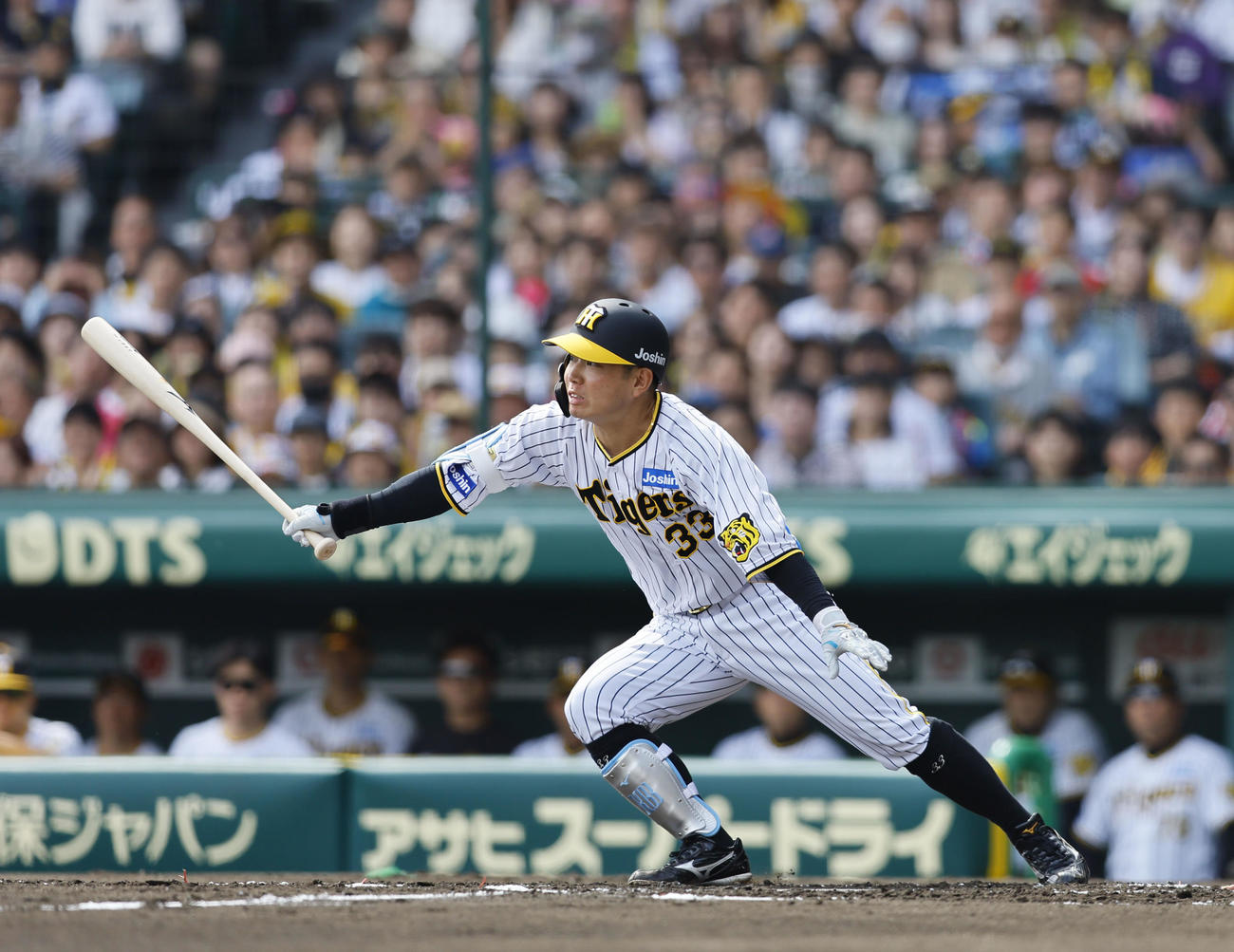 阪神対ヤクルト　2回裏阪神無死一、三塁、糸原は中前に先制の適時打を放つ（撮影・藤尾明華）