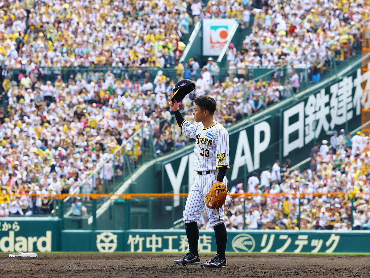 阪神対ヤクルト　2回に先制打を放ち、ファンの声援に応える阪神糸原（撮影・藤尾明華）