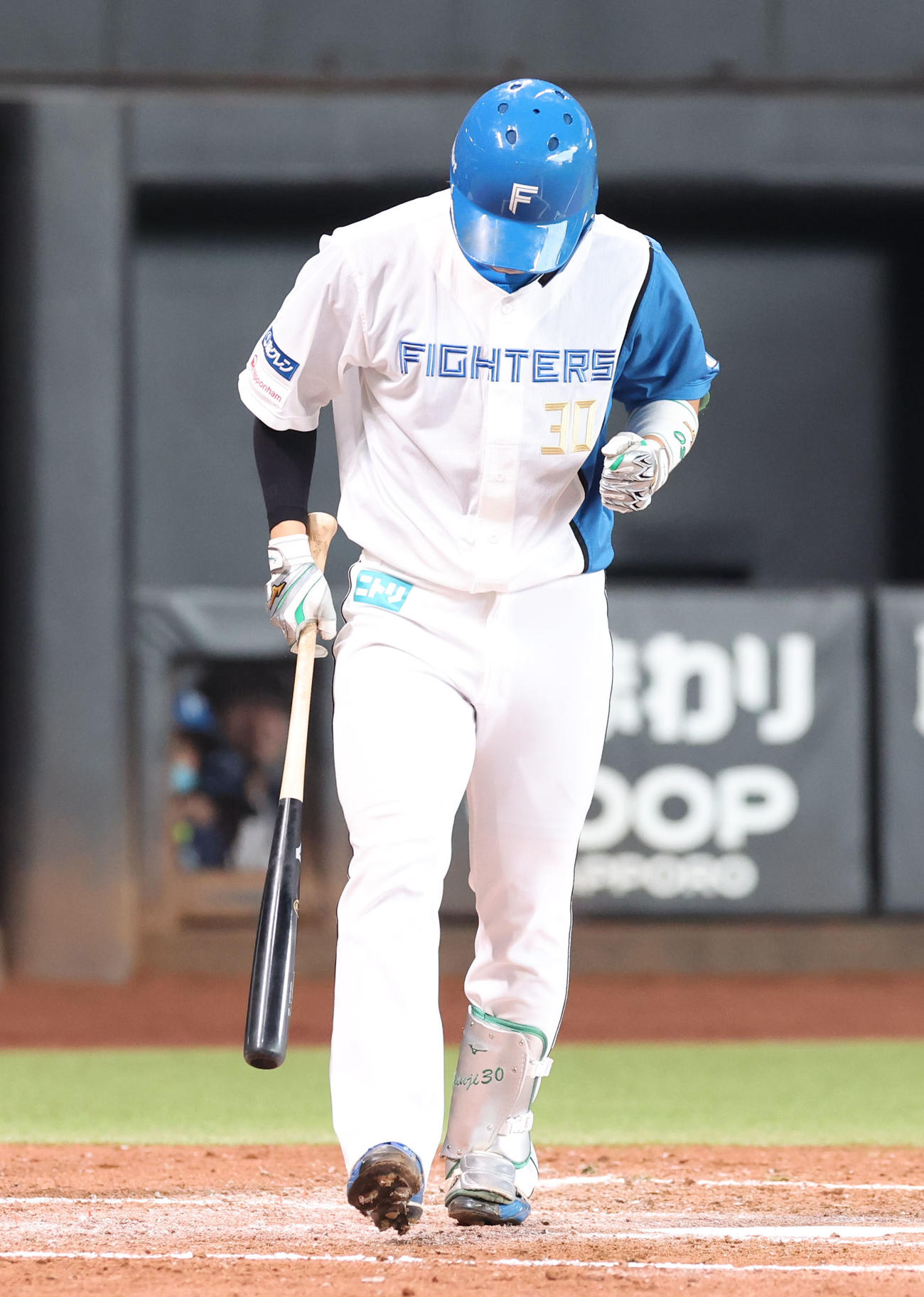 日本ハム対オリックス　4回裏日本ハム2死満塁、郡司に押し出しとなる四球を選びガッツポーズをする（撮影・佐藤翔太）