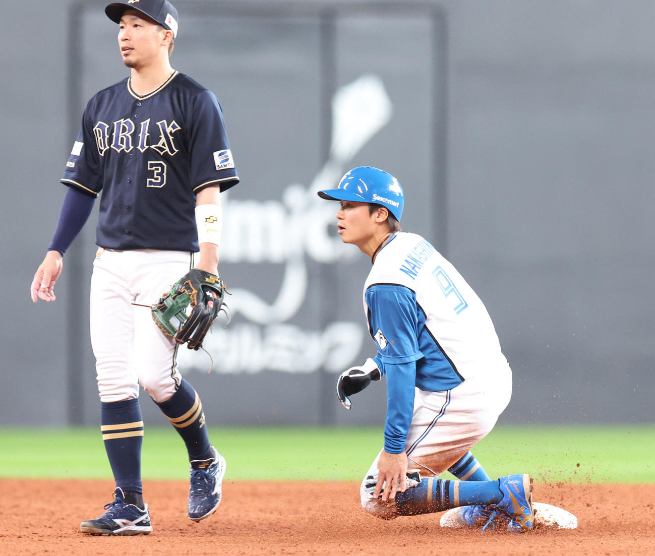 日本ハム対オリックス　5回裏日本ハム無死一塁、盗塁を決める中島（撮影・佐藤翔太）