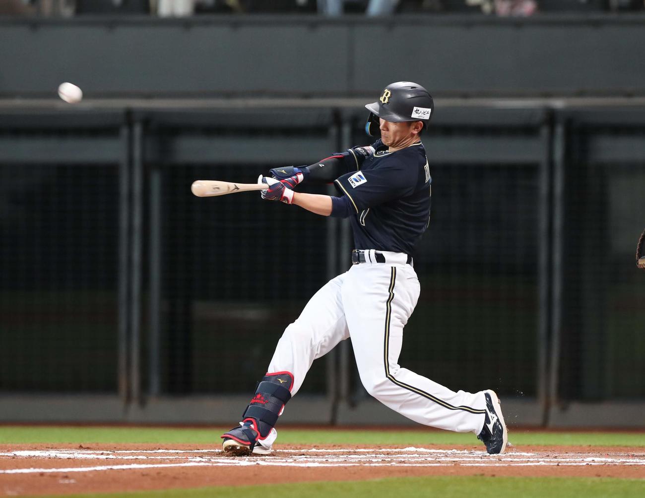 日本ハム対オリックス　6回表オリックス無死、右越え本塁打を放つ西川（撮影・黒川智章）