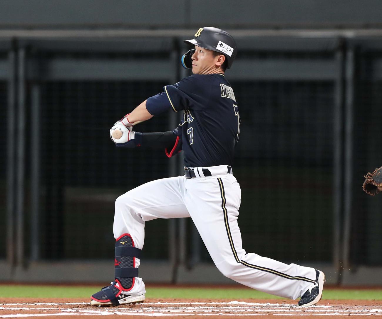 日本ハム対オリックス　6回表オリックス無死、右越え本塁打を放つ西川（撮影・黒川智章）