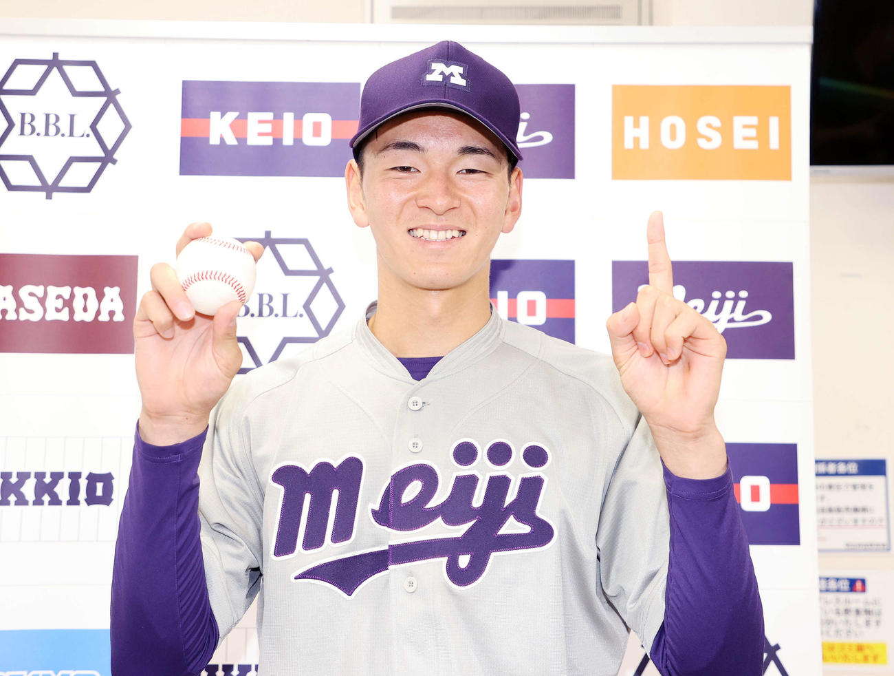 明大対早大　リーグ戦初勝利を上げ笑顔を見せる明大・高須（撮影・鈴木正人）