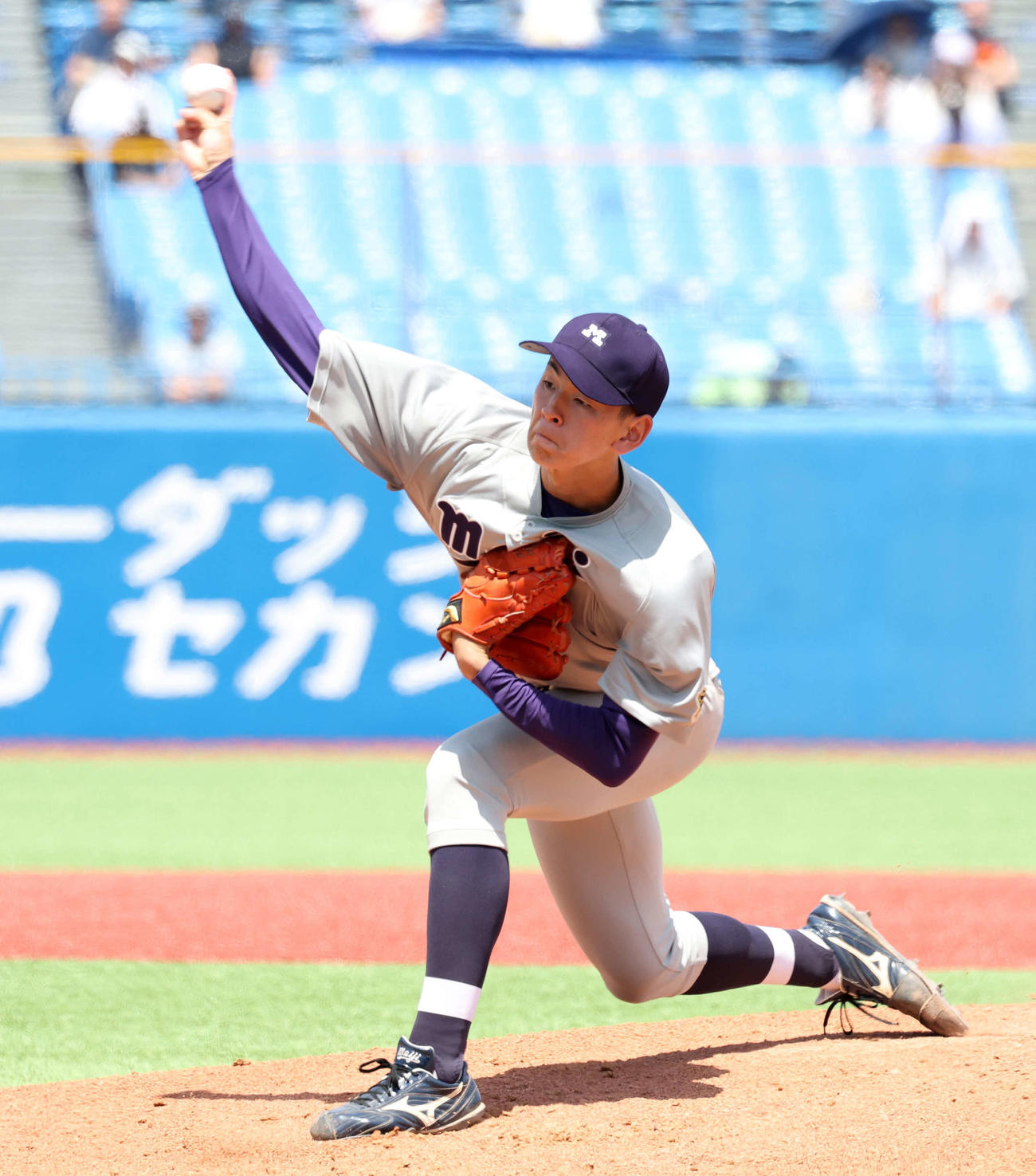 明大対早大　力投する明大先発の高須（撮影・鈴木正人）