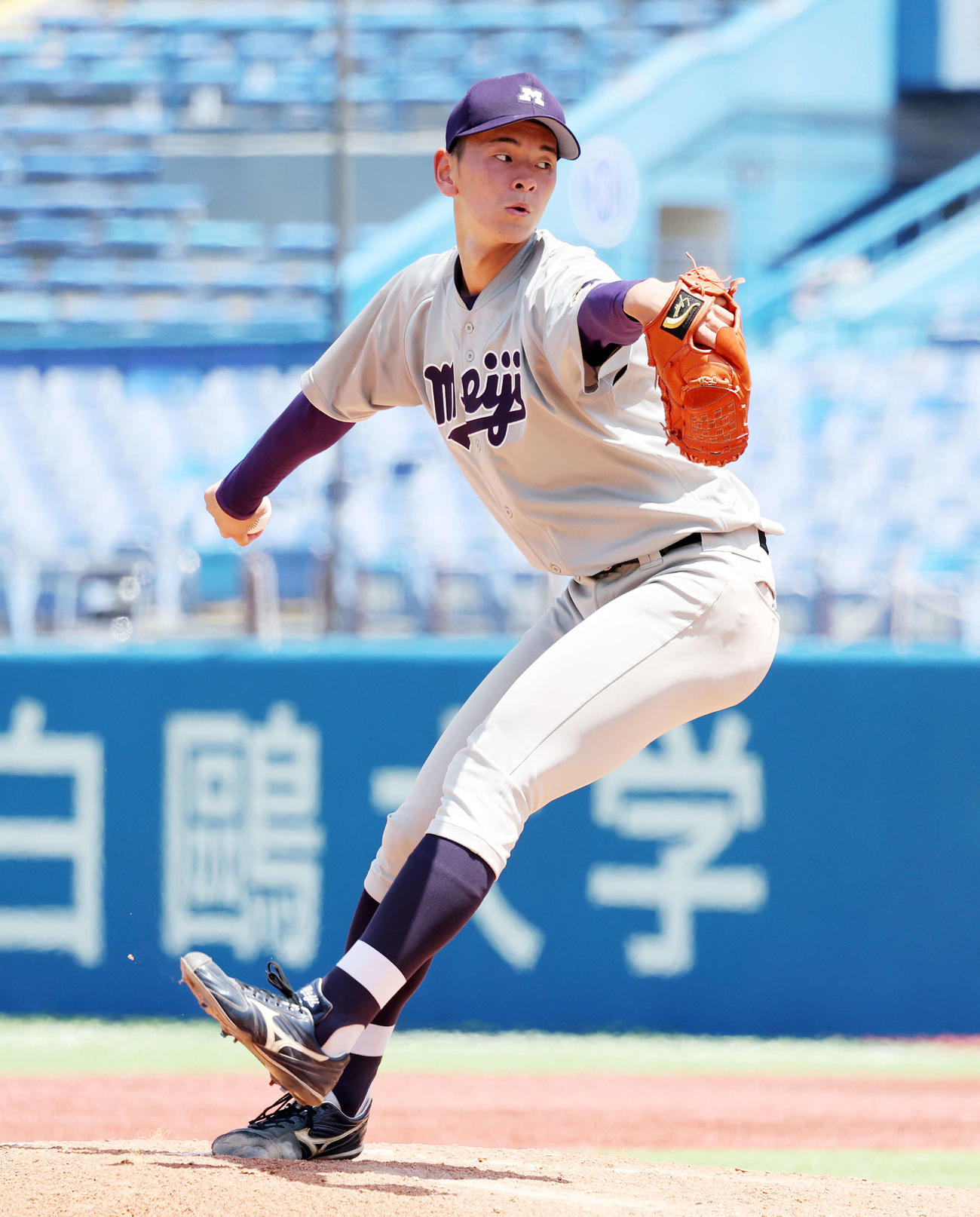 明大対早大　力投する明大先発の高須（撮影・鈴木正人）