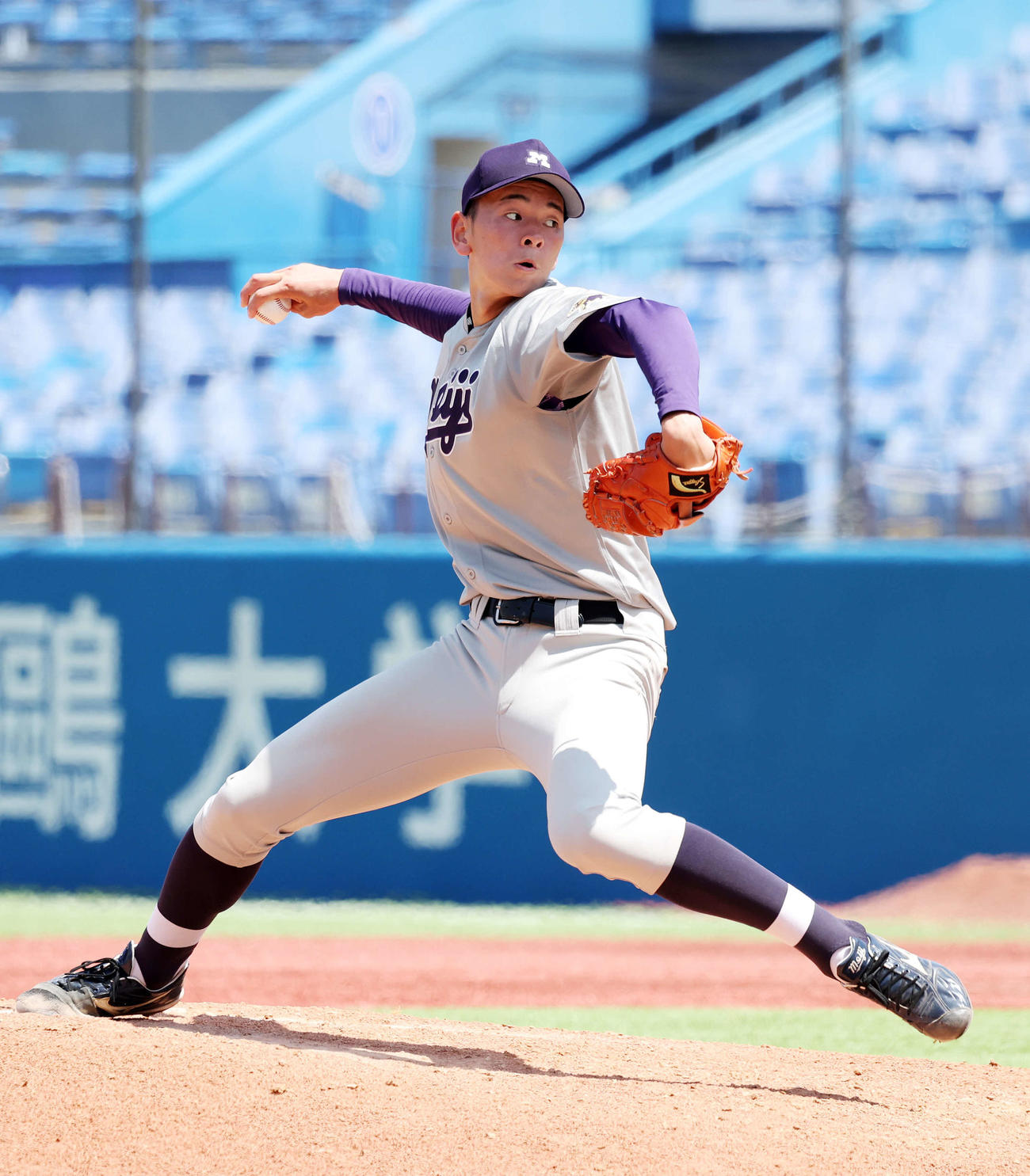 明大対早大　力投する明大先発の高須（撮影・鈴木正人）