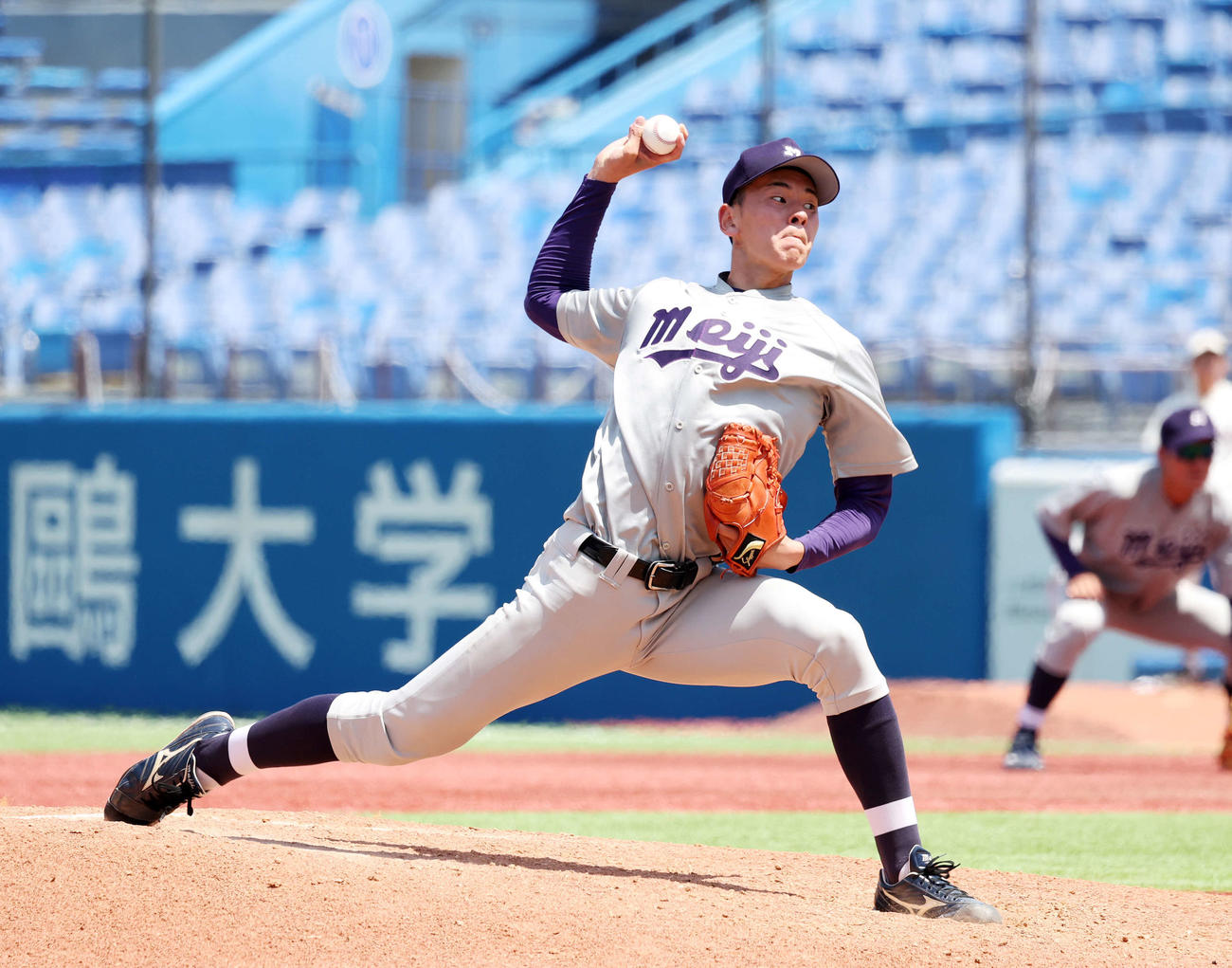明大対早大　力投する明大先発の高須（撮影・鈴木正人）