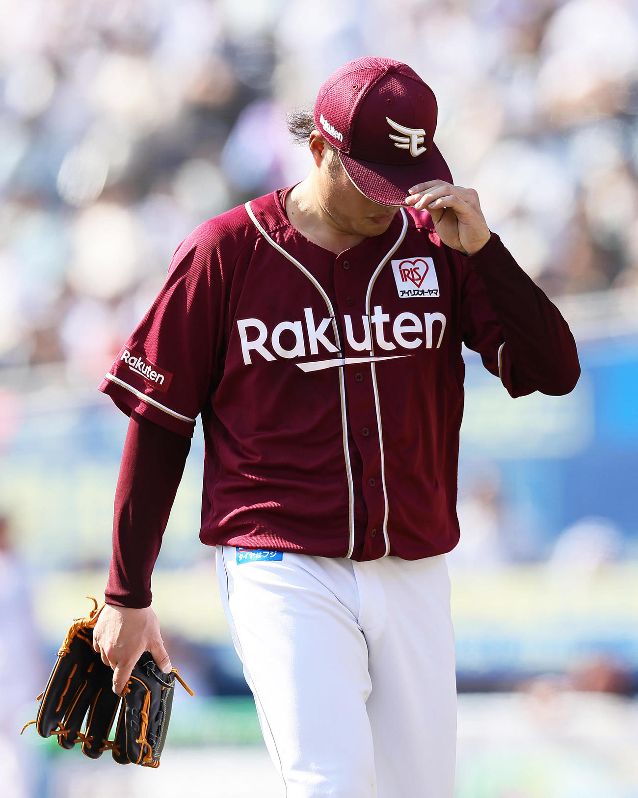 ロッテ対楽天　3回5失点にうつむく楽天滝中（撮影・足立雅史）