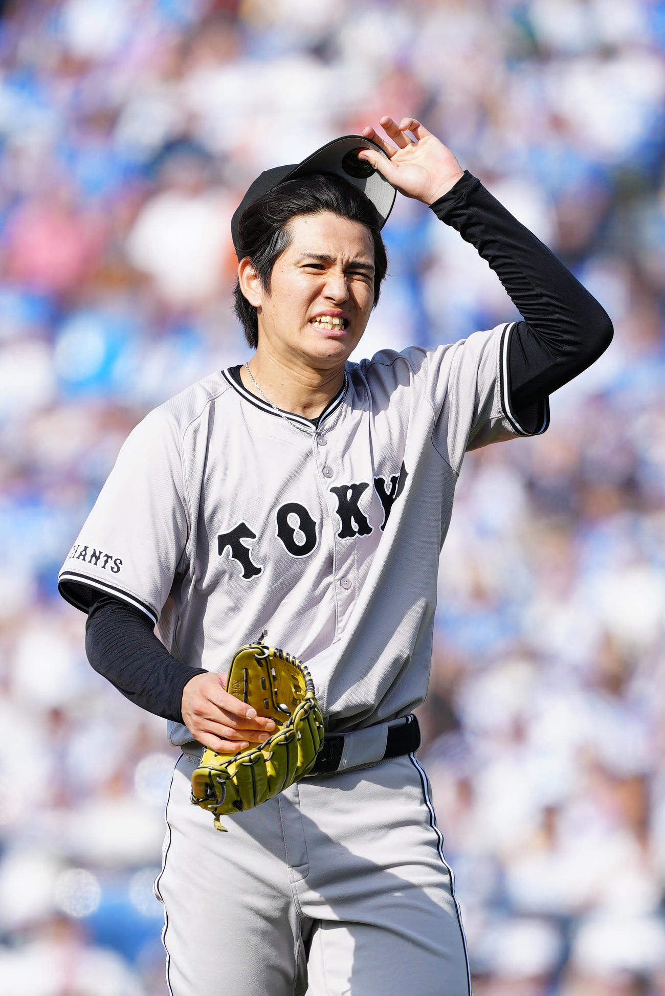 DeNA対巨人　4回裏終了後、厳しい表情でベンチに引き揚げる巨人先発の高橋礼（撮影・江口和貴）