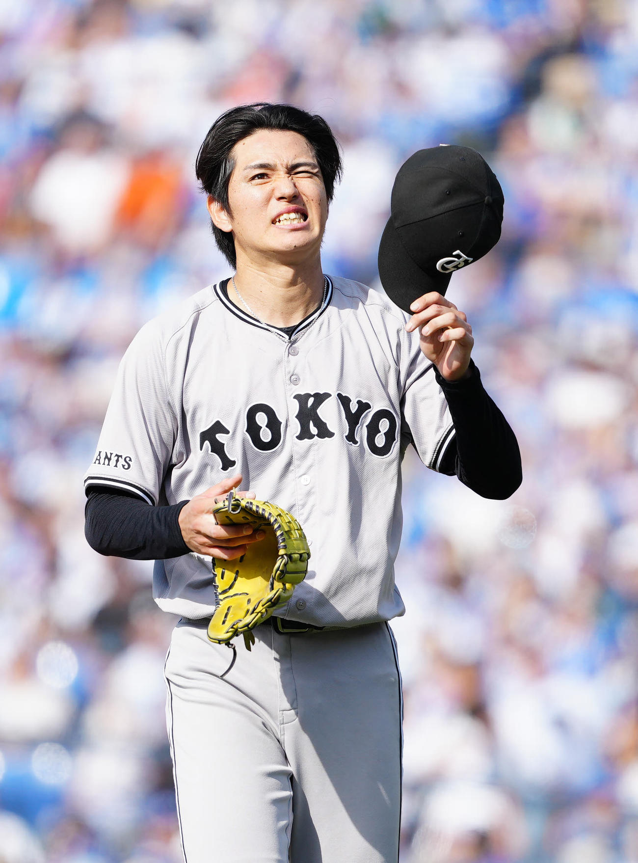DeNA対巨人　4回裏終了後、厳しい表情でベンチに引き揚げる巨人先発の高橋礼（撮影・江口和貴）