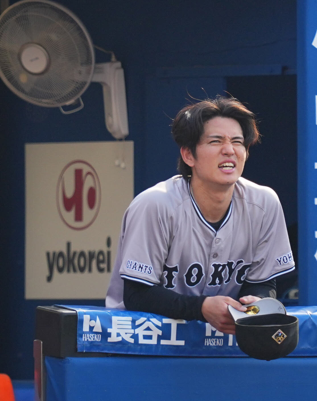 DeNA対巨人　5回裏DeNA1死満塁、阿部監督から降板を告げられベンチで悔しげな表情を見せる高橋礼（撮影・垰建太）