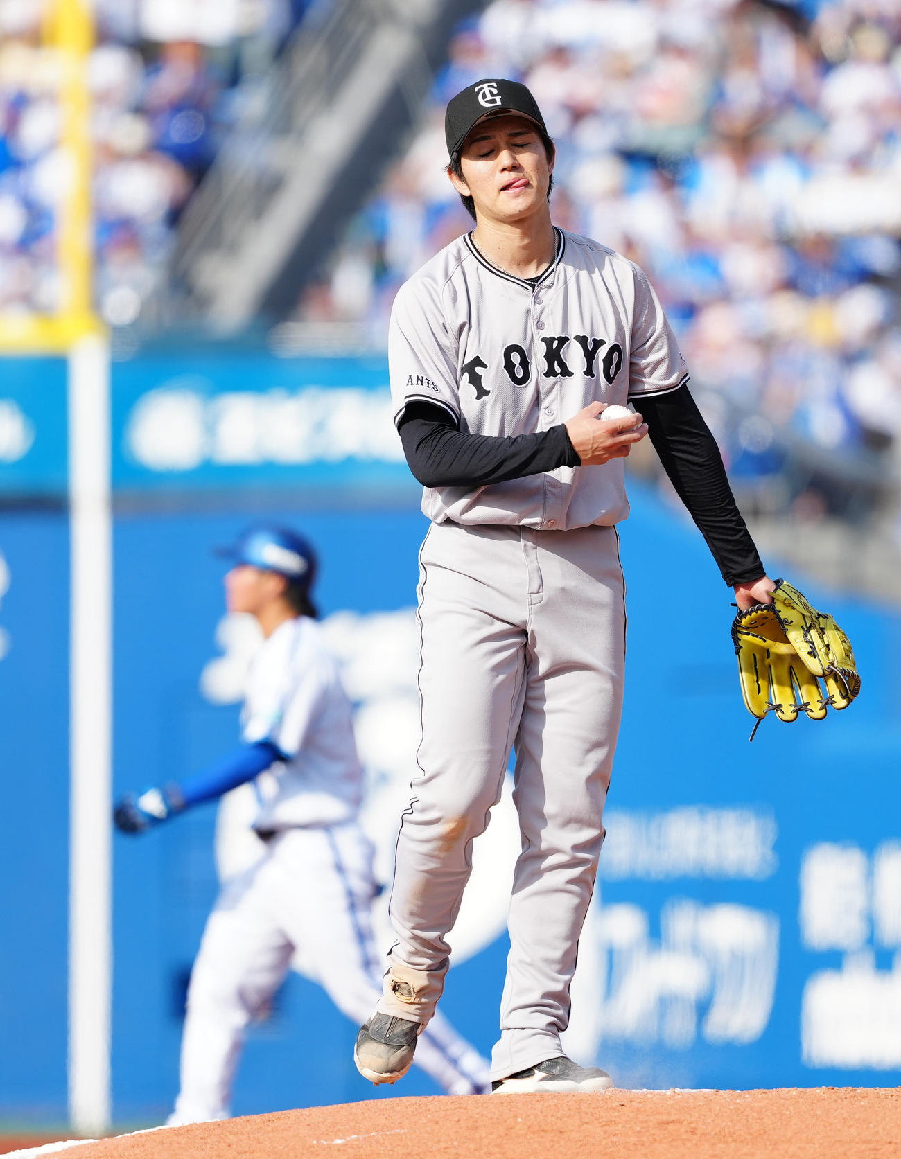 DeNA対巨人　5回裏DeNA1死一、二塁、佐野に四球を与え厳しい表情の高橋礼（撮影・江口和貴）