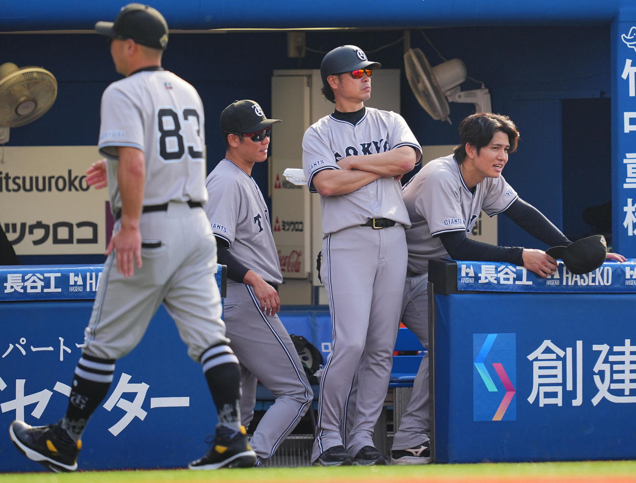 DeNA対巨人　5回裏DeNA1死満塁、阿部監督（左）から降板を告げられベンチで悔しげな表情を見せる高橋礼（右）（撮影・垰建太）
