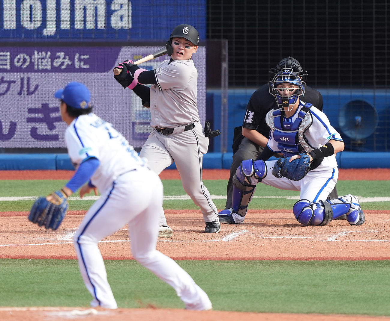 DeNA対巨人　6回表巨人2死二塁、右適時二塁打を放つ丸。投手上茶谷（撮影・鈴木みどり）