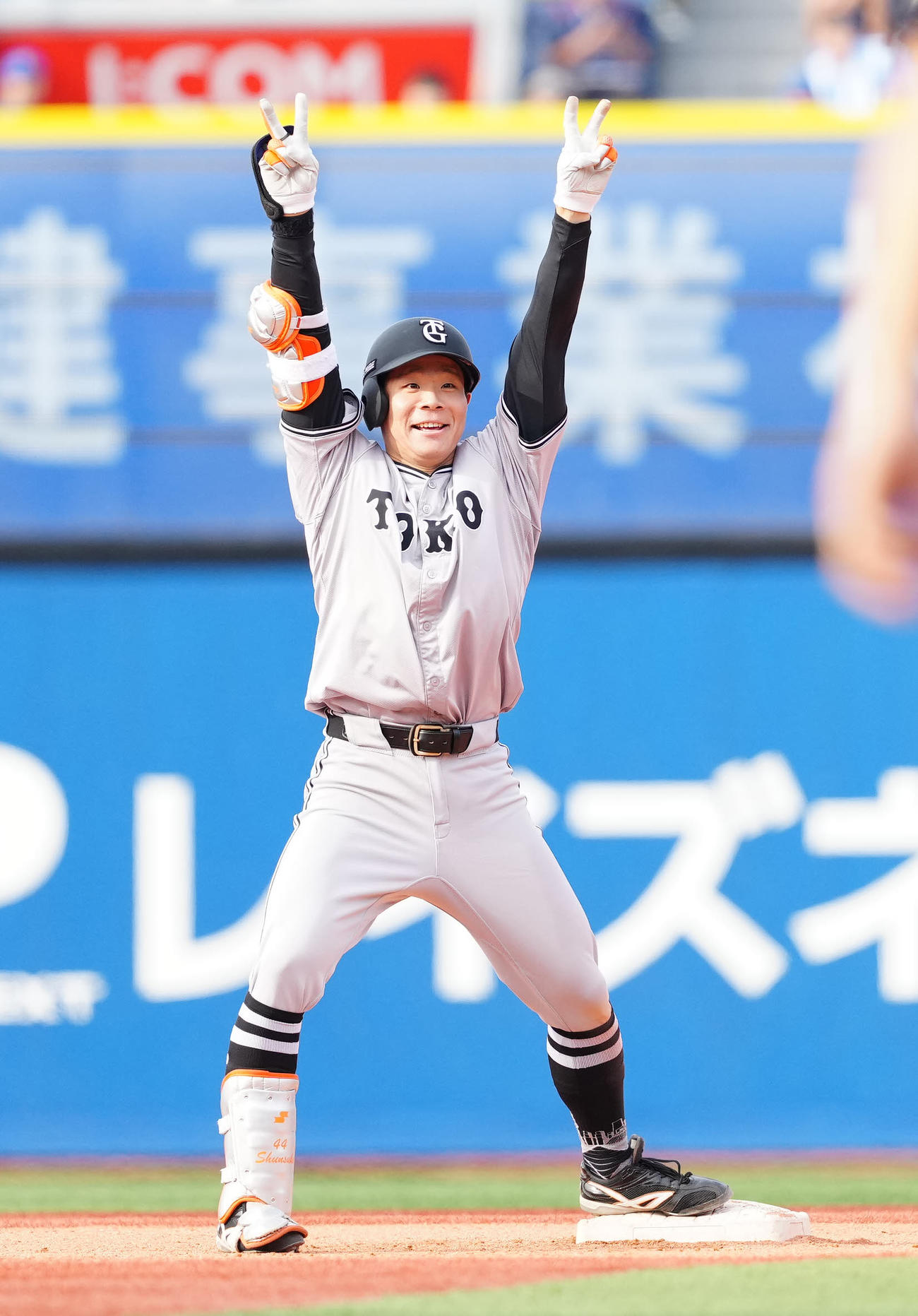 DeNA対巨人　6回表巨人2死二塁、適時二塁打を放ちポーズを決める佐々木（撮影・江口和貴）