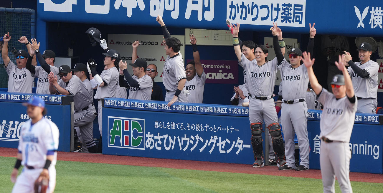 DeNA対巨人　6回表巨人2死二塁、丸の右適時二塁打に盛り上がる堀田（右）らベンチ（撮影・鈴木みどり）